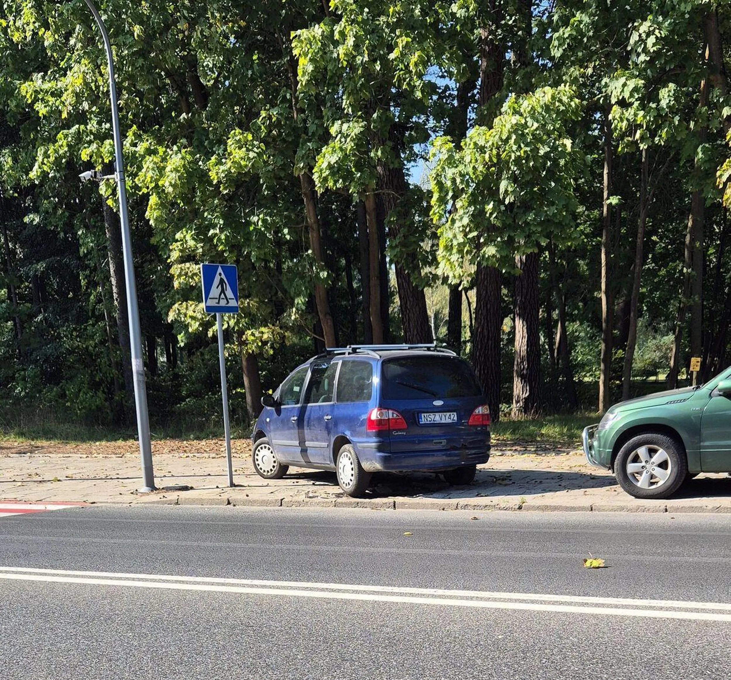 19.09.2024 Olsztyn al. Wojska Polskiego przybysz ze Szczytna co prawo jazdy znalazł w śmietniku. PORD: art. 49. 1.2. Zabrania się zatrzymania pojazdu na przejściu dla pieszych, na przejeździe dla rowerów oraz w odległości mniejszej niż 10 m przed tym przejściem lub przejazdem; na drodze dwukierunkowej o dwóch pasach ruchu zakaz ten obowiązuje także za tym przejściem lub przejazdem.