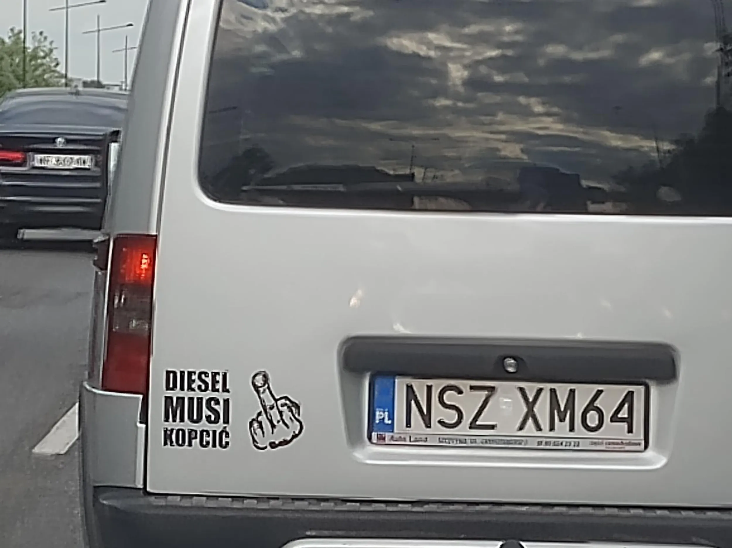 Zajechał drogę, ale spójrzcie co ma obok numeru rejestracyjnego...