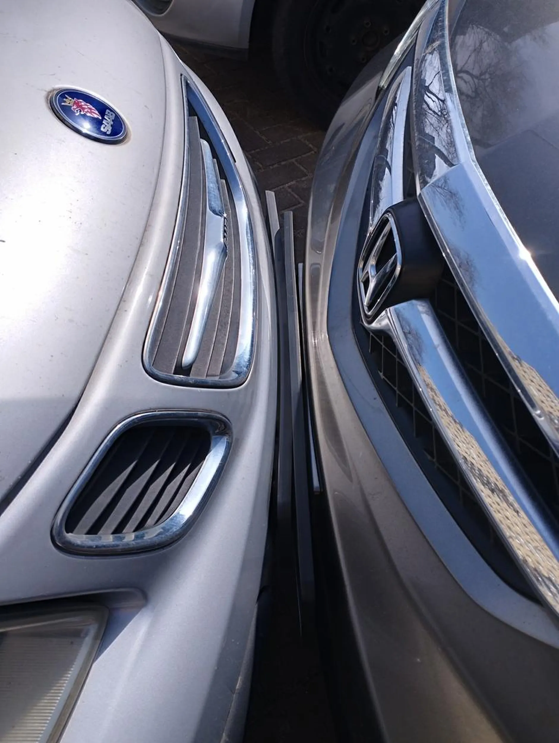 Srebrny Saab uderza w auta zaparkowane na przeciwko, naucz się parkować!