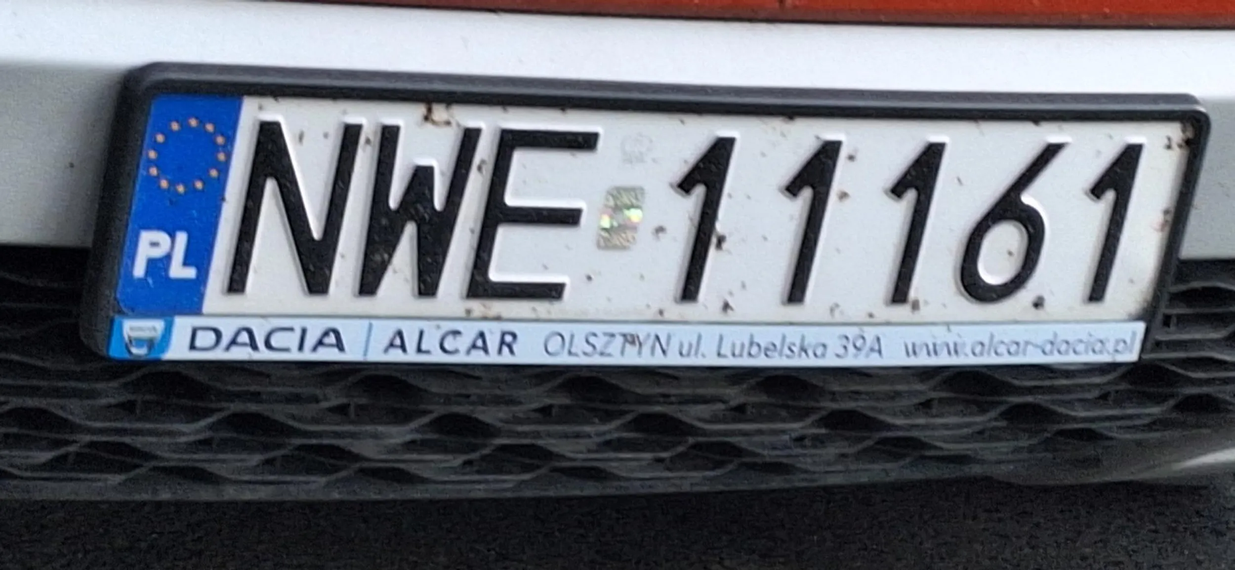 Nie potrafi parkować, wjeżdża autem tak że sama wyjść nie może a drugi kierowca obok nie wsiądzie na bank. Zwrócona uwaga-udaje idiotke ,,ja nie wiem o co chodzi,, a człowiek czeka aż się dama znajdzie żeby odjechać bez obijania swojego auta.
