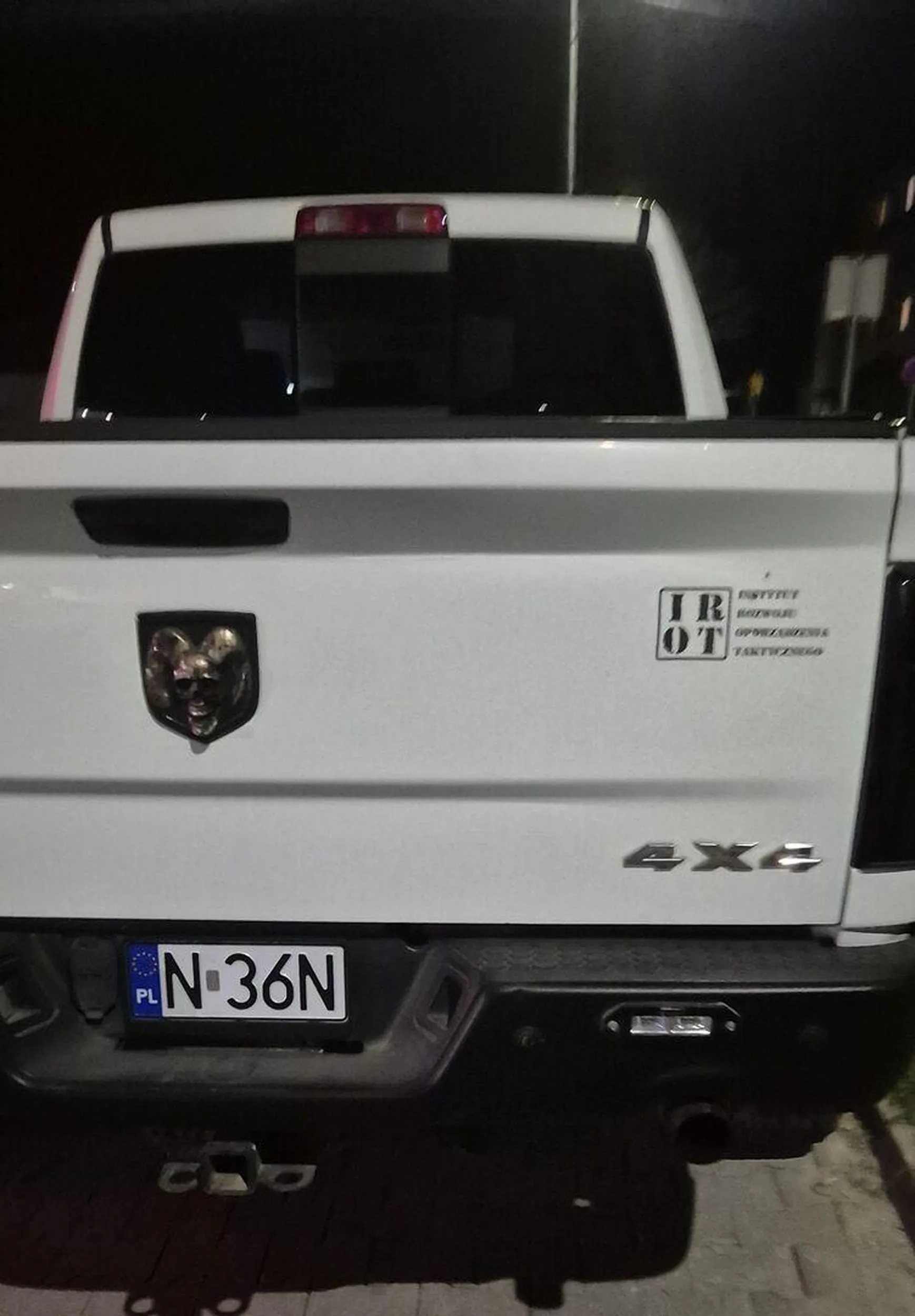 Poecam sobie sprowadzić z USA większe auto tak, aby nie można było nigdzie zaparkować... Kierowca w zwiazku ze nie miesci sie w standardowe miejsce parkinfowe postanowił zaparkować wzdłuż dojazdu do parkingu Biedronki skutecznie utrudniając poruszanie się innym pojazdom jak i wyjazd z parkingu pojazdom zaparkowanym prostopadle do ulicy... Pojazd nalezy do Instytut Rozwoju Oporządzenia Taktycznego Sp. z o. o.. Przemysłowa 19 11-130 Orneta. Jest to firma należąca do żony Pana Kazimierza Putyry - Anny Putra . Pańśtwo Putrya są powiazani z firmami: WC Tron, Rekord Hale Namiotowe, Amber Baltic ... https://rejestr.io/osoby/627853/kazimierz-putyra https://rejestr.io/osoby/1003935/anna-putyra