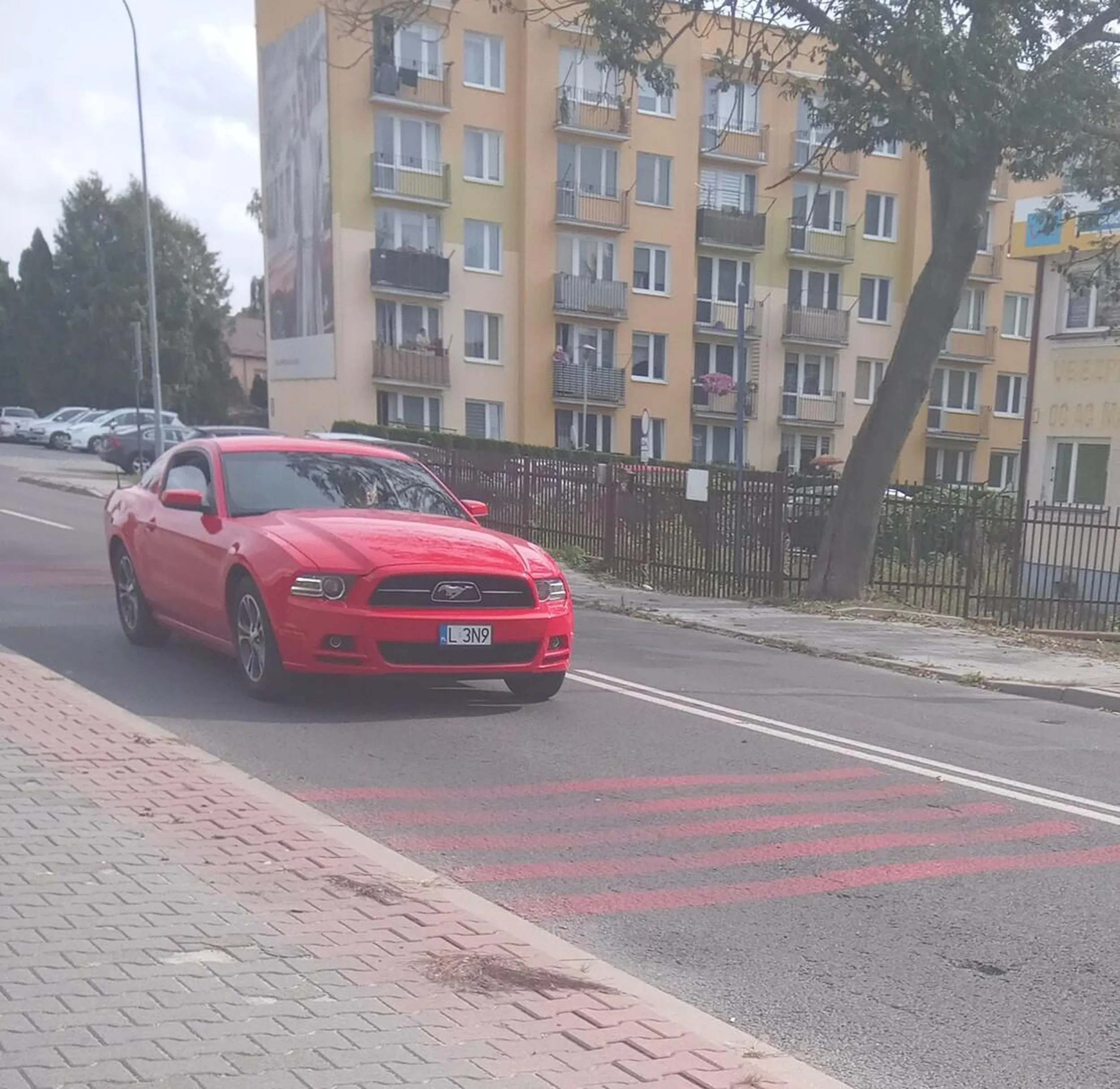 Fura może i ładna ale po tym zamosciu jeździ jak wariat, ulice to nie tor wyścigowy kochaniutki