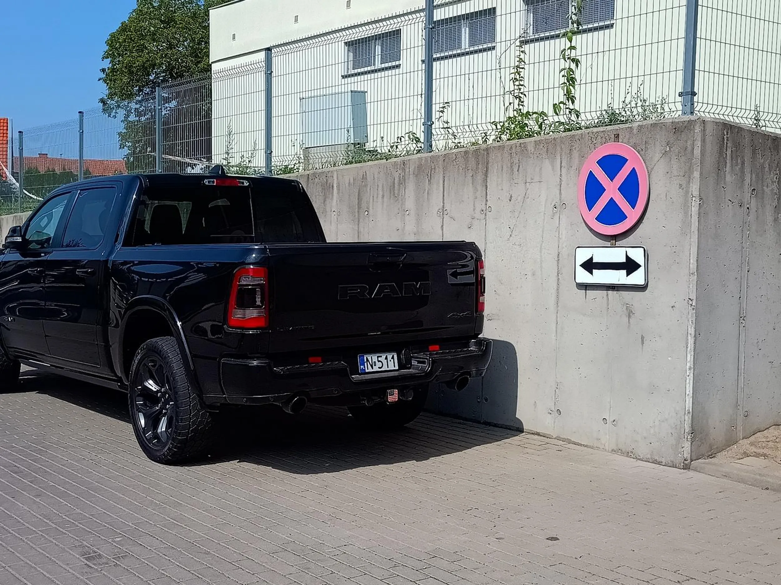 Pajac stoi pod znakiem zakazu zatrzymywania.