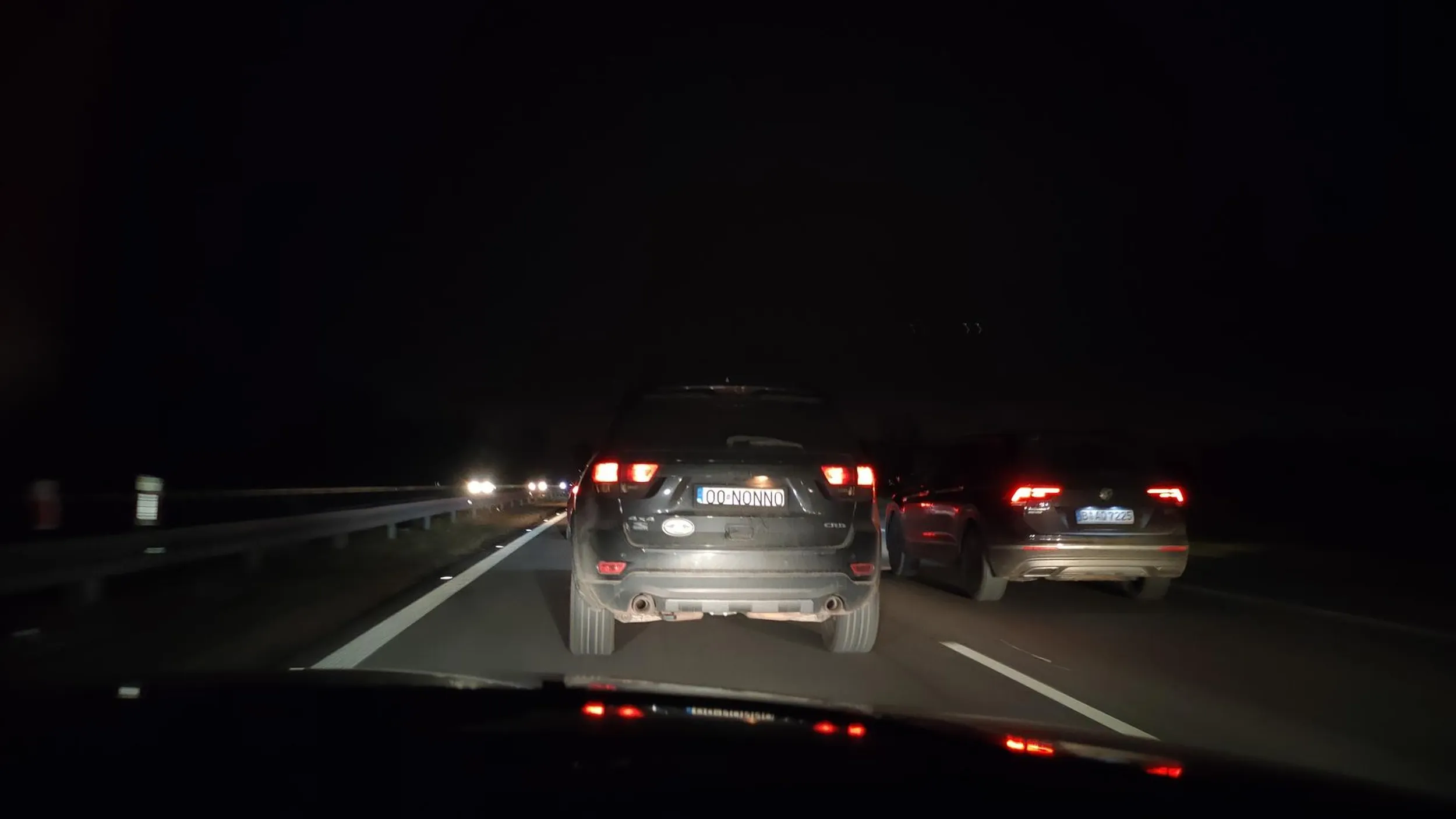 Wpieprza się przed auta na a4