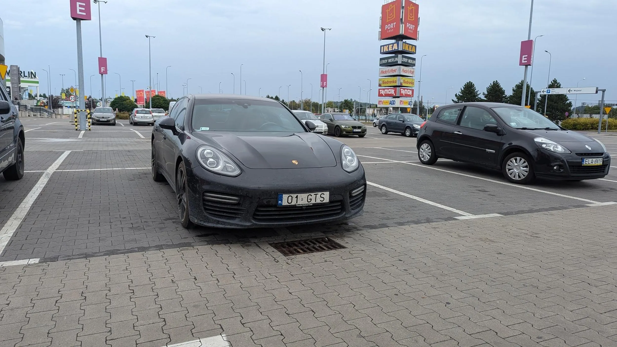 Tak się parkuje, jak się ma porsche i fistaszek zamiast mózgu