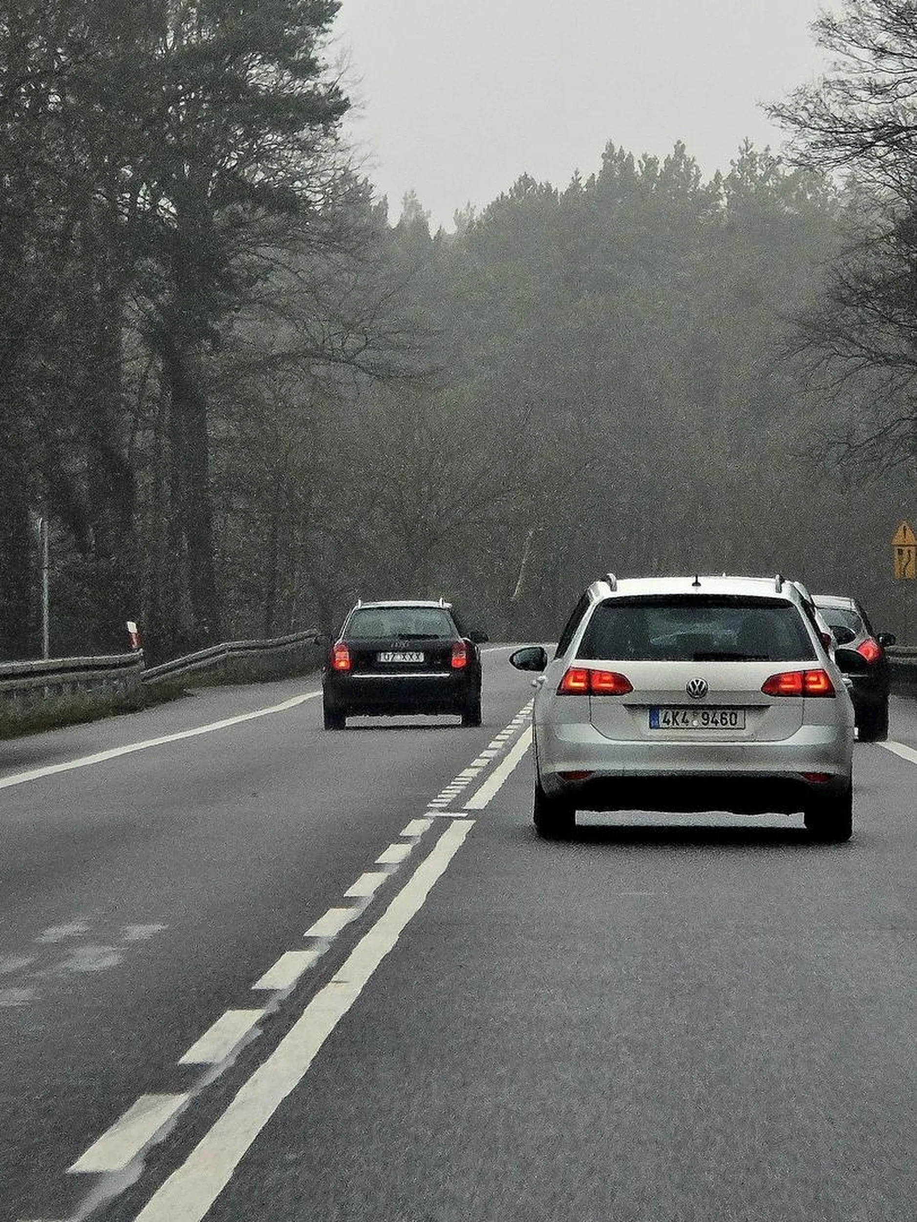 Brak wyobraźni . Wyprzedzanie na ciągłej. Trzymanie się na zderzaku. Jechałem za nim 2minuty . Spowodował 3 niebezpie zne sytuacje gdzie inny musieli zjeżdzać albo hamować. Beznadziejny kierowca. !!!