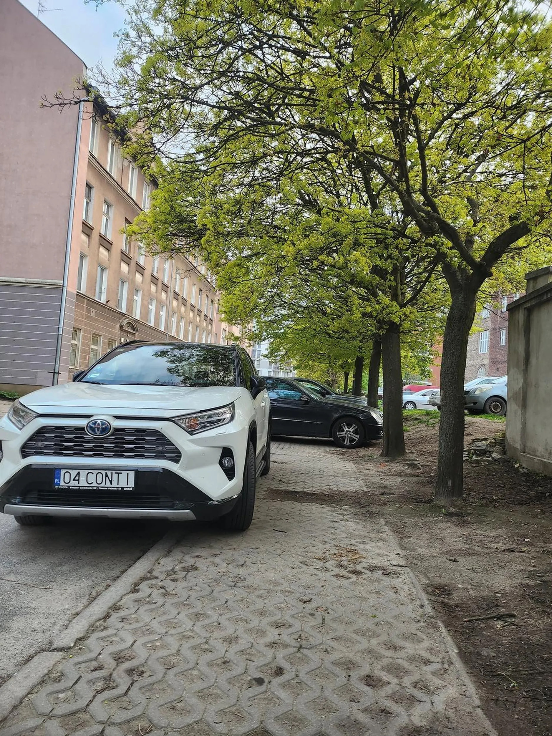 parkuje równolegle na prostopadłym