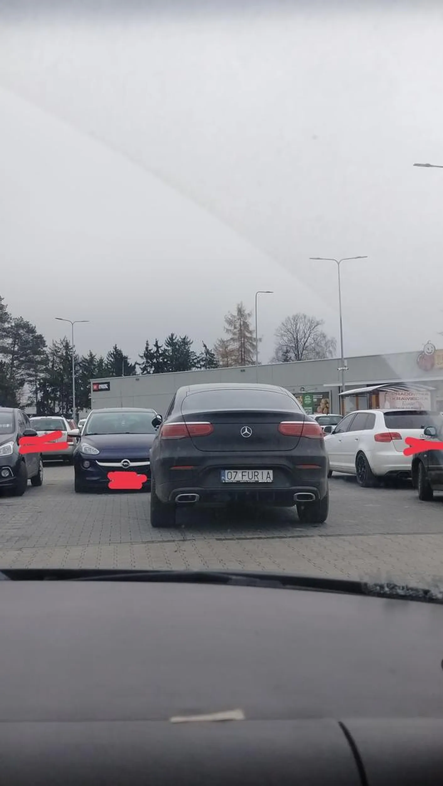 Proszę się nauczyć parkować albo patrzeć gdzie są linie, perfidnie zaparkowane auto na dwóch pasach dwie blondyneczki dziweczki