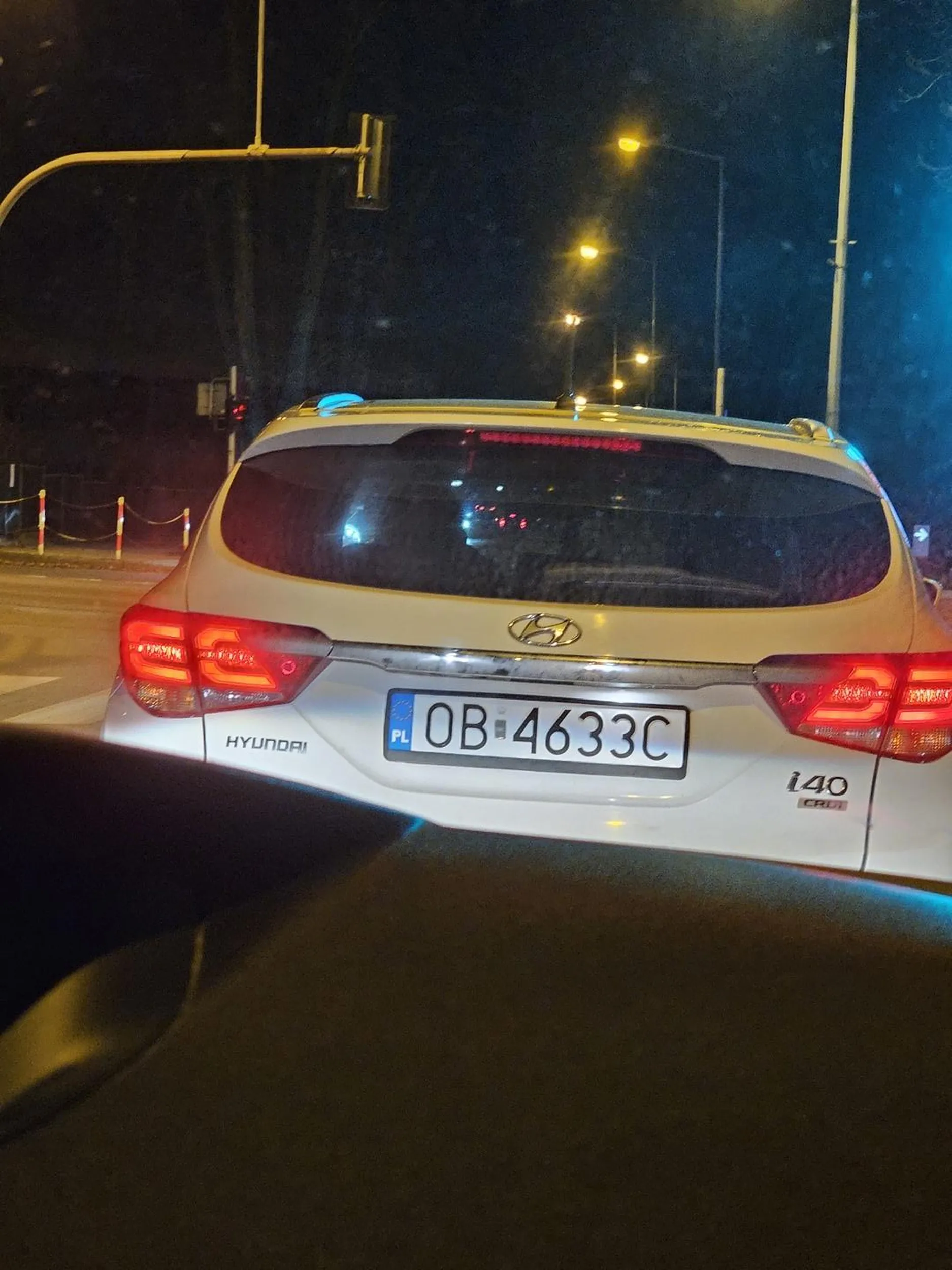 Tą osobniczka nie rozumie zasad włączania się do ruchu z drogi podporządkowanej. O zastosowaniu stopa nie wspominając. W skrócie siłownia zabiera ostatnie resztki rozumu