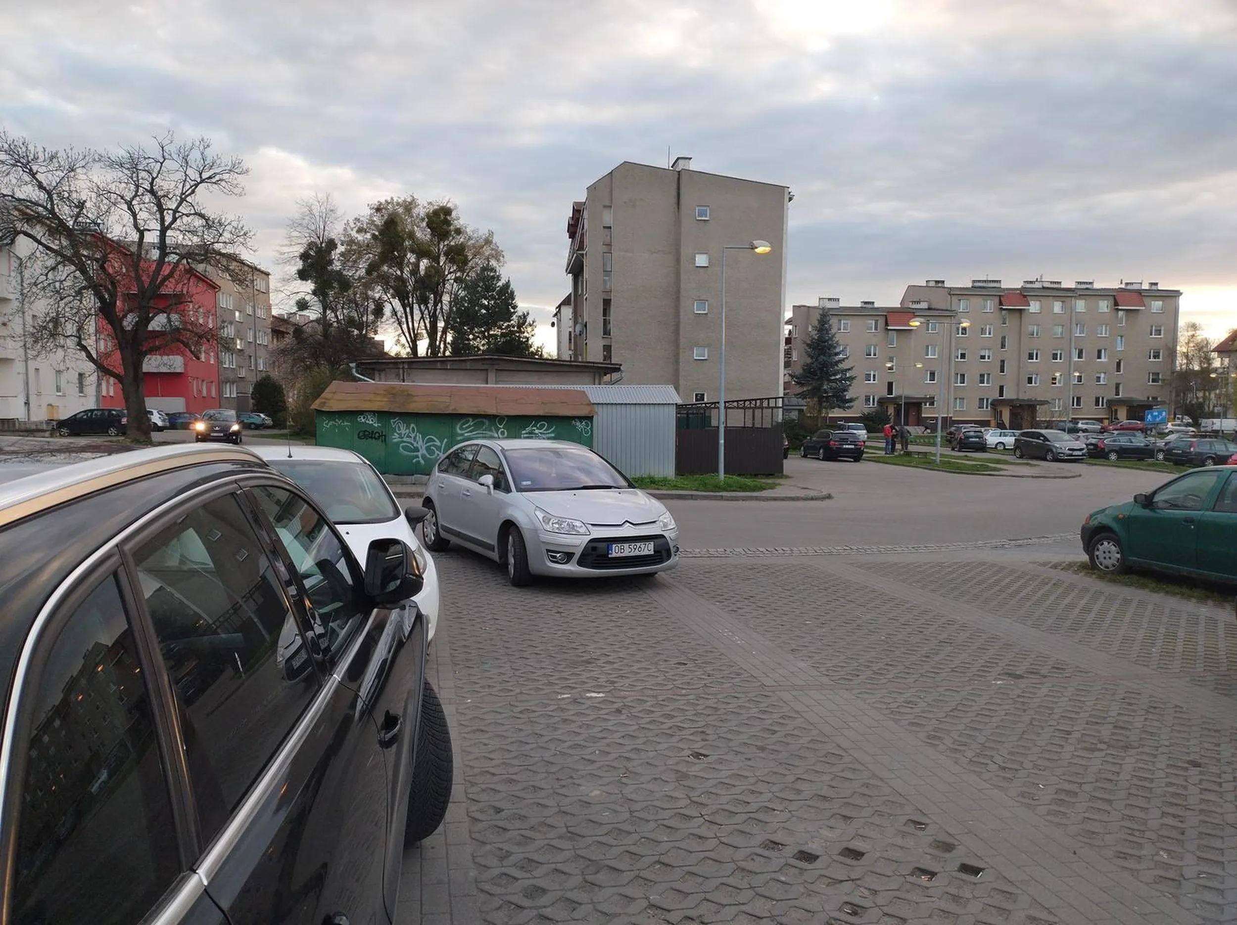 Fantastycznie zaparkowane auto na prawie pustym parkingu