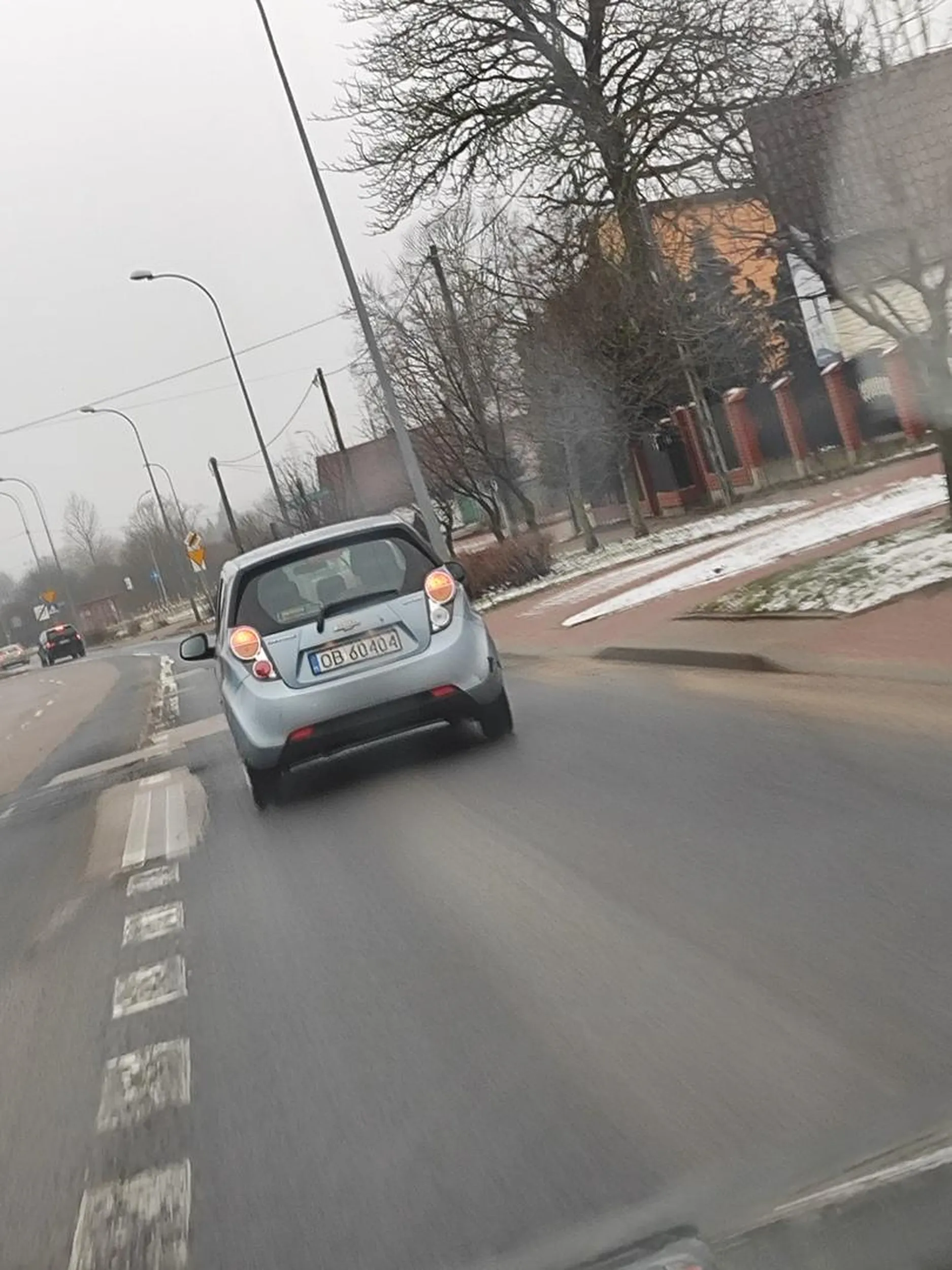 Notoryczne nieużywanie kierunkowskazów, chyba płyn się skończył