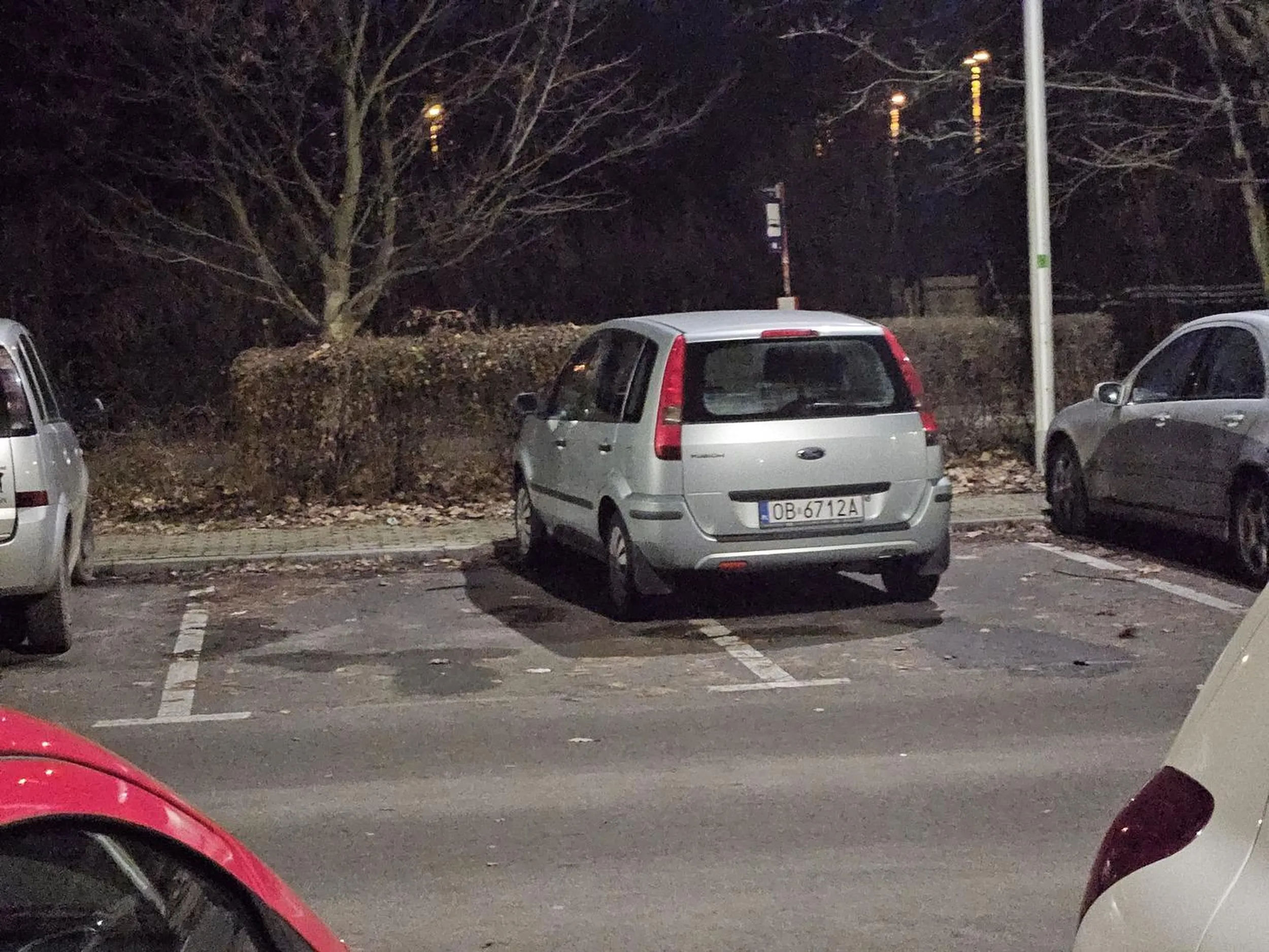 Stoi tak już któryś dzień