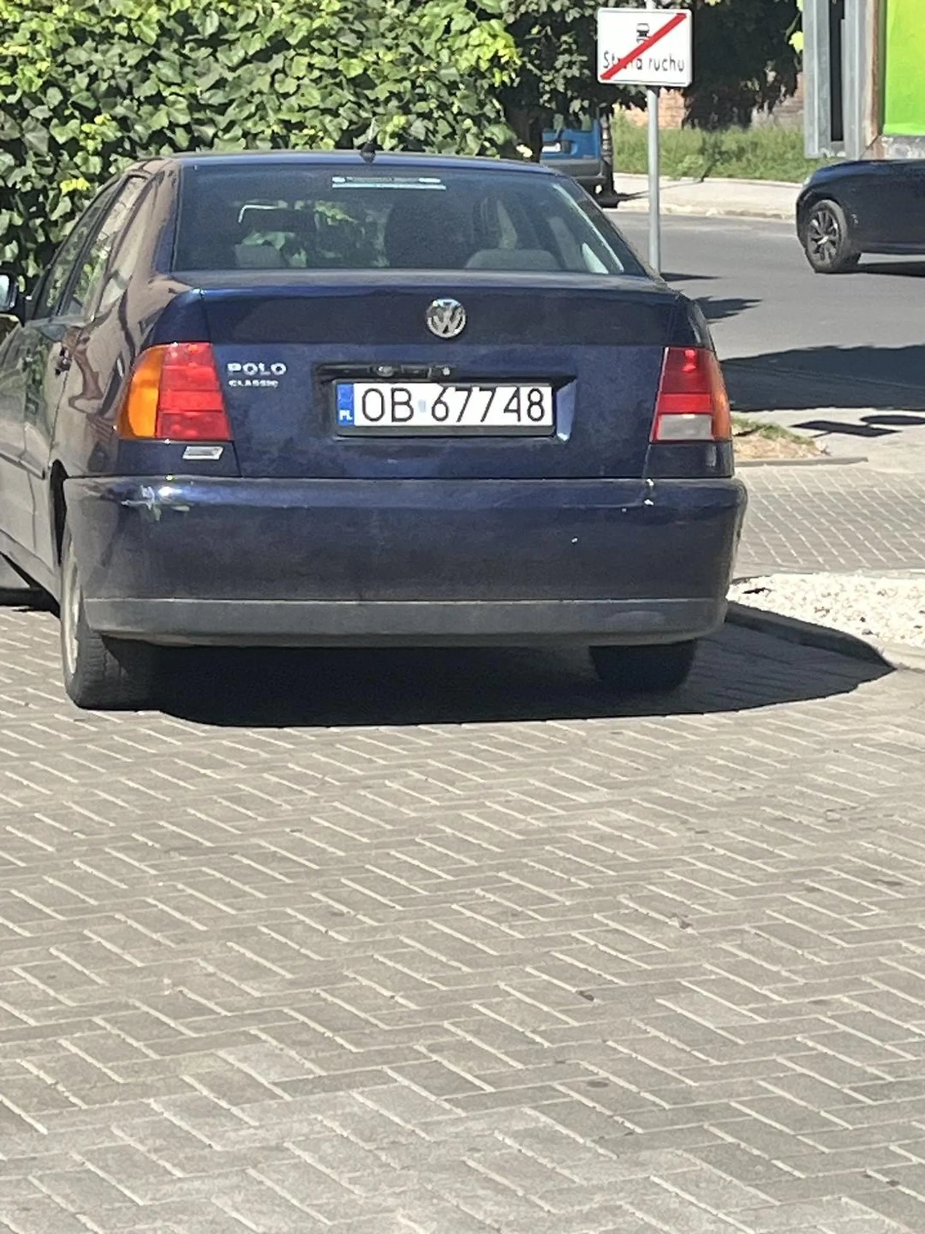 Dziadek wydaje sie jakby miał Parkinsona, wyjeżdżając z parkingu cały się trząsł, jak stajecie obok tego pojazdu to lepiej uważajcie bo lubi sobie uderzyć w błotnik sąsiedniego auta. Nie powinien już mieć prawa jazdy.