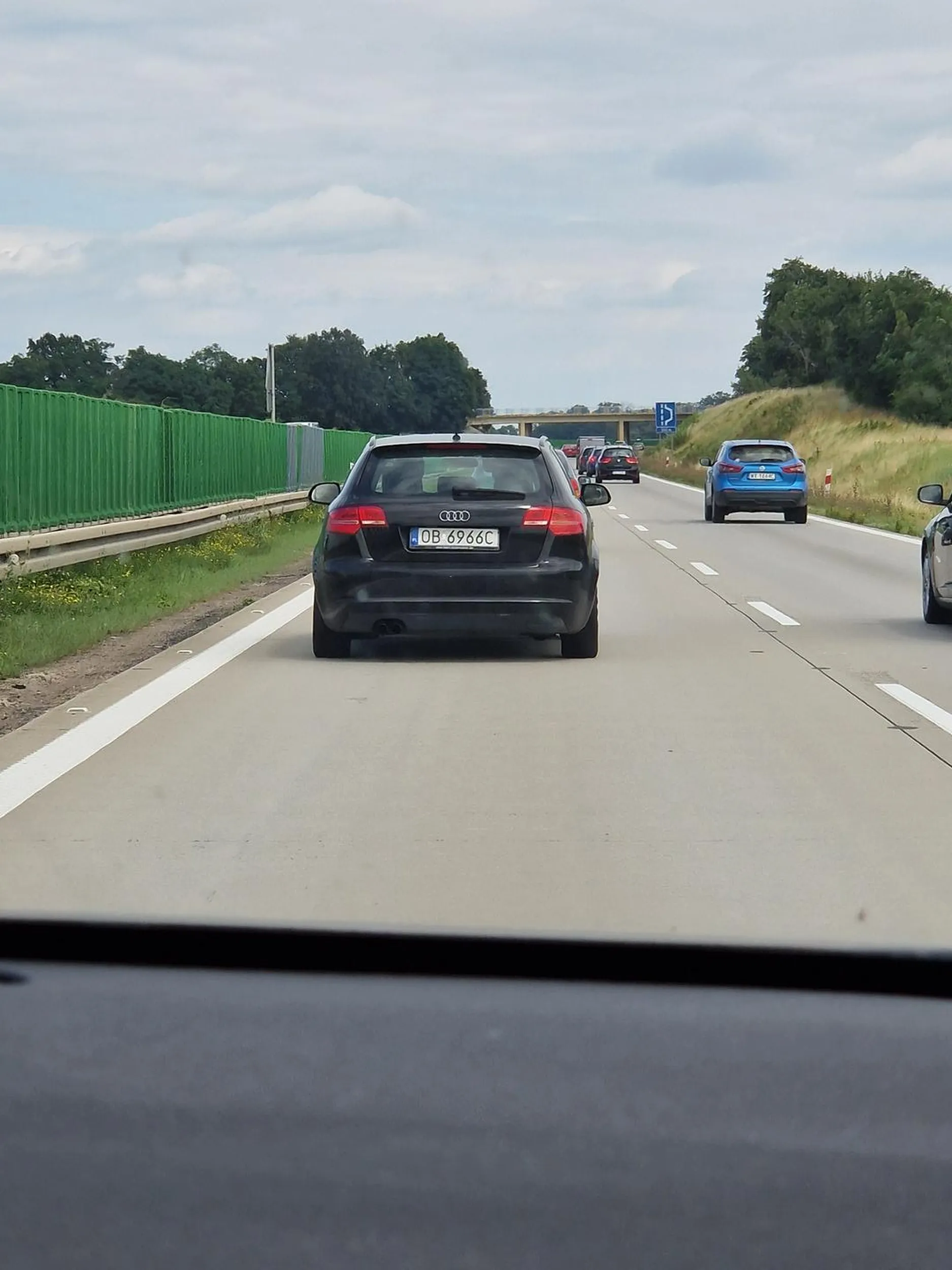 Uwaga. Jak natkniecie się na ten pojazd, od razu dzwońcie pod 112. Kierowca jeździ pod wpływem środków odurzających lub alkoholu. Ponadto, zajeżdża drogę i hamuje bez powodu, wyprzedza na przejściach dla pieszych.