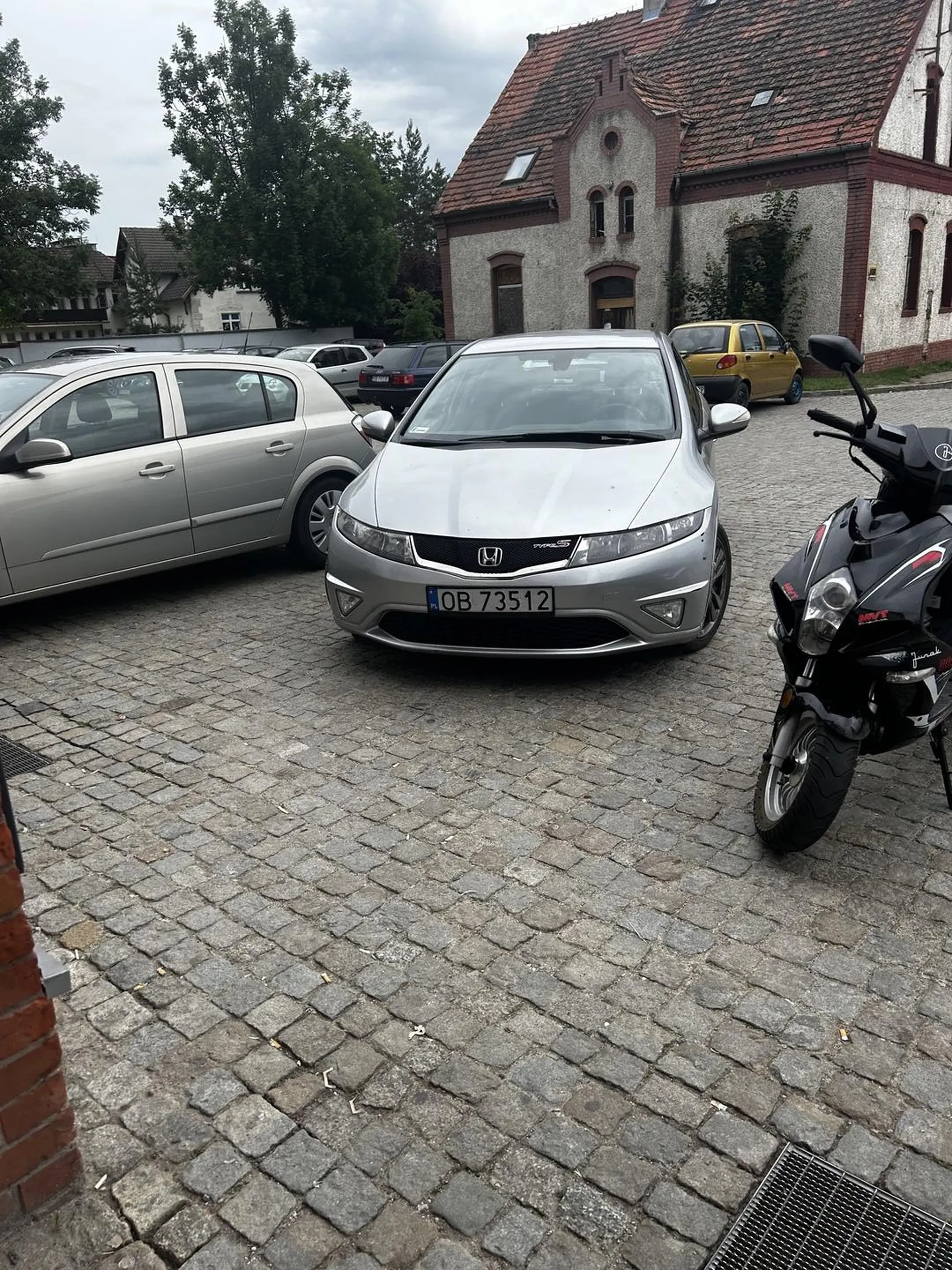 typ/typiara co chyba wcześniej bmką na codzień jeździł/a i się parkować nie nauczył/a, centralnie przy wejściu no a co po co 5m dalej zakupki nieść