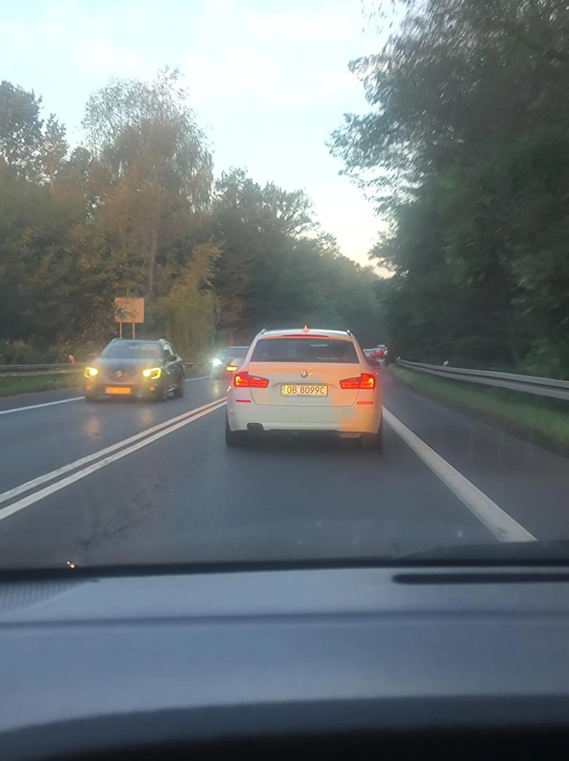 Burak wcina się z podporządkowanego bez kierunkowskaza, w miejsce za małe na jego samochod. Zmusza do hamowania. Poten wielkie przyspieszenia, hamowania itp. za kierownicą ciemnowłosa pani. Głowice okolica strefy przemysłowej.