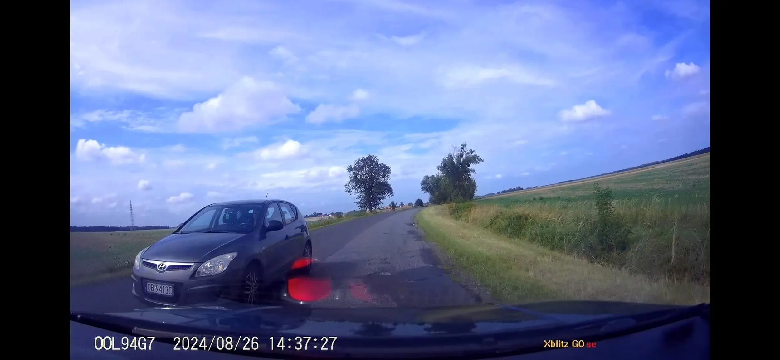 Patrzy niby przed siebie, ścina zakręt i zrzuca na pobocze - porażka!