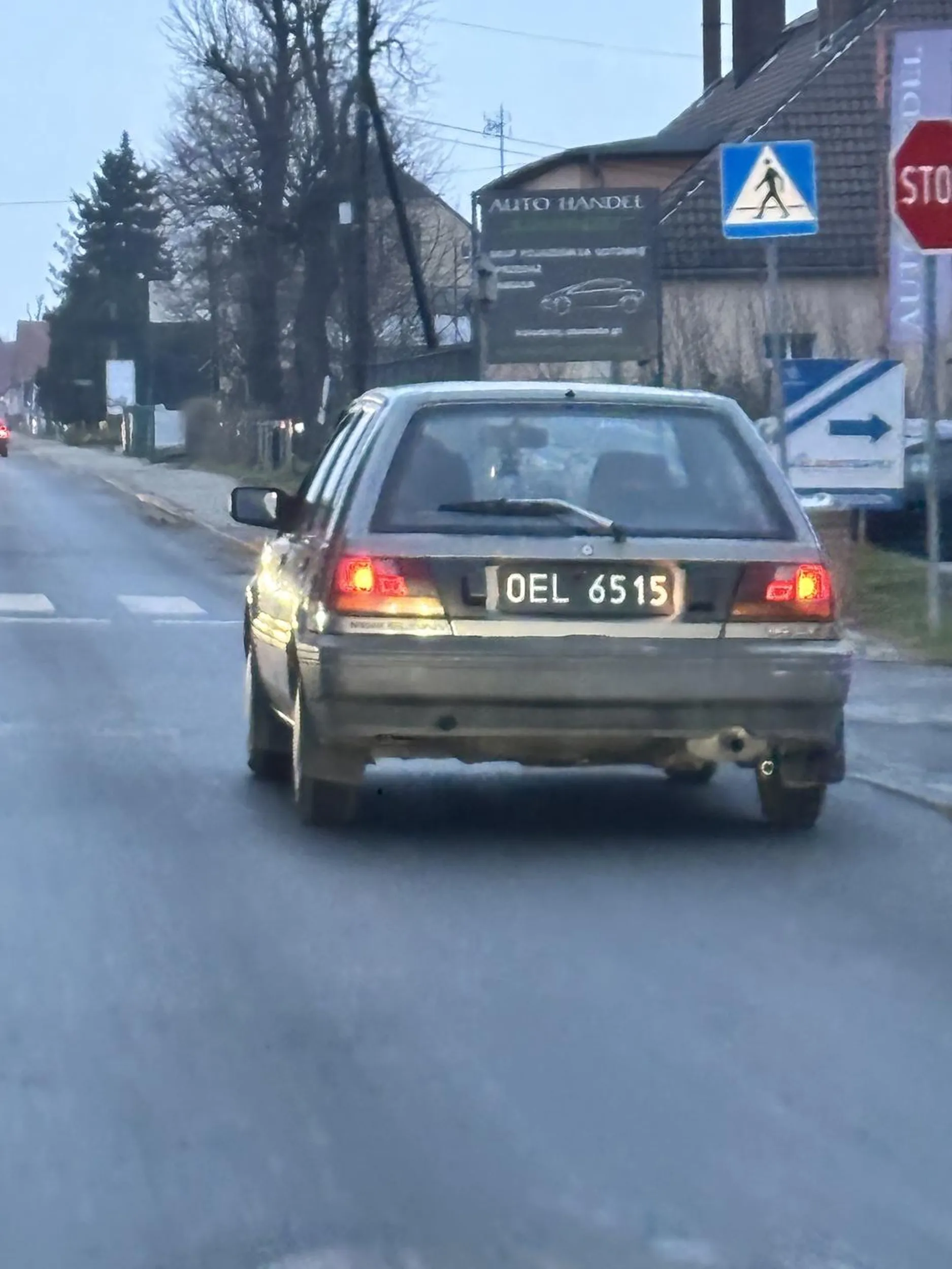 Pani nie znająca zasad ruchu drogowego nie wpuszczająca podczas jazdy na suwak. Za to wyposażona w kamerę na której nagrywa swoje wyczyny. Min dwa razy pod rząd nie wpuściła podczas wspomnianej jazdy na suwak … Dodatkowo tamuje ruch 30km/h a skręty wykonuje tak zamaszyście jakby jechała zestawem z przyczepą… Pora zdać lejce bądź udać się na badania psychologiczne.