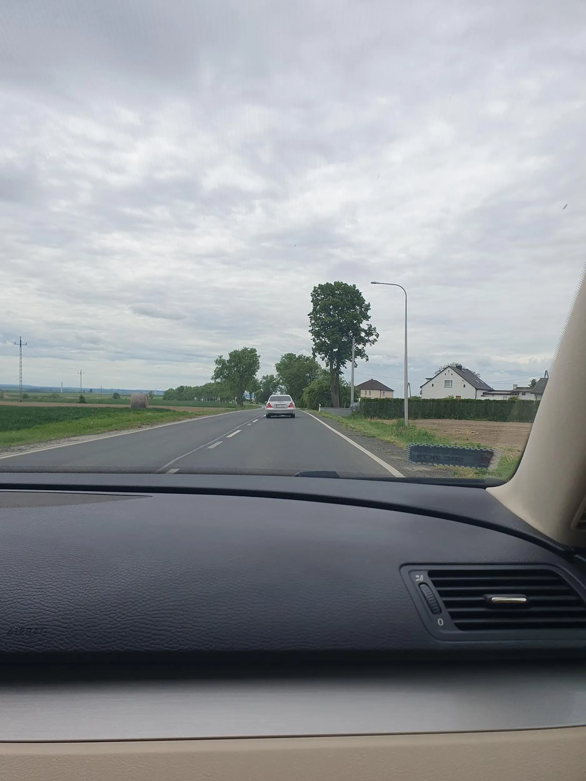 Gość chyba jeździ pijany ciągłe jeździ od prawej do lewej i odwrotnie a w zabudowanym jedzie 25km/h