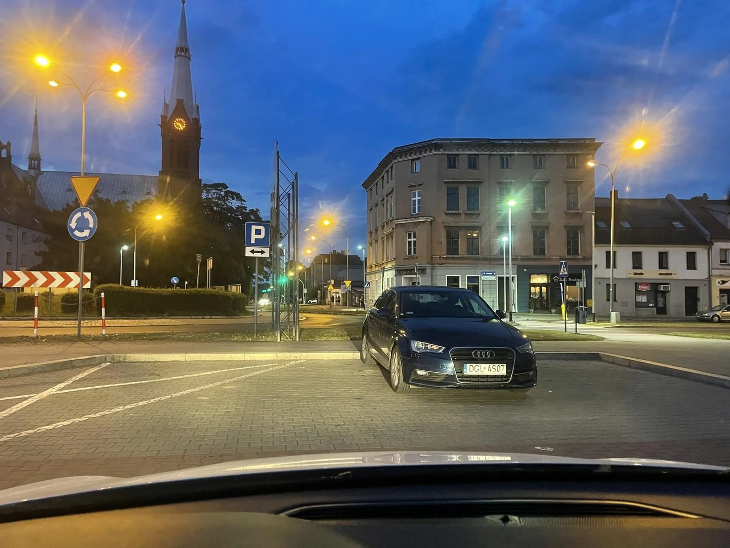 To że jeździsz Audi nie usprawiedliwia cię do parkowania jak się chce i blokowania miejsca, pomimo że nie ma linii wyraźnie widać jak należy parkować na tych miejscach. Chyba że potrzebujesz nauki parkowania polecam szkoły jazdy, nauczą jak się parkuje poprawie. Pozdrawiam :)