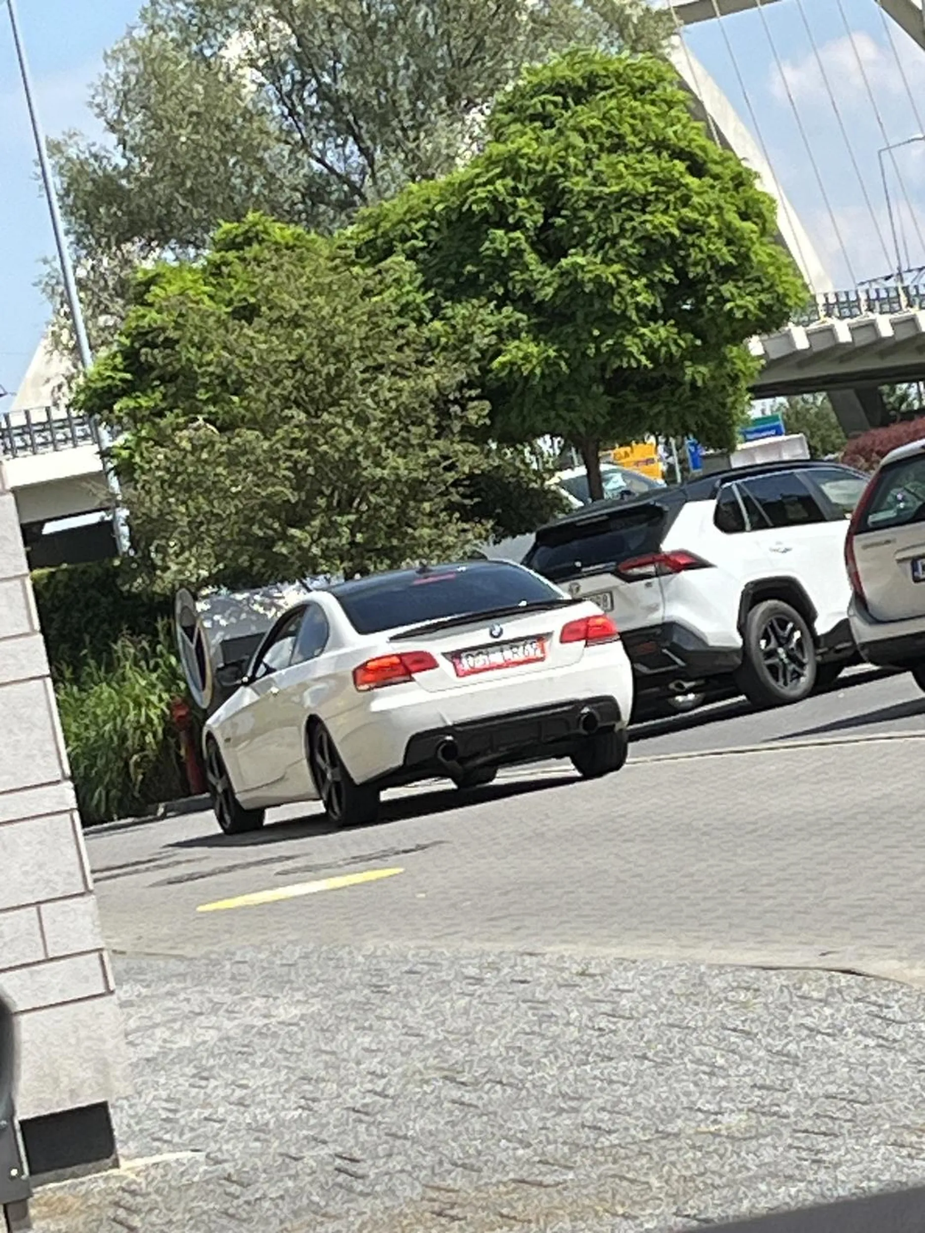 Typowy bezmózg z BMKi, zapier*dała jak nienormalny na parkingu gdzie pełno ludzi. Wraz z samochodem stracił mózg