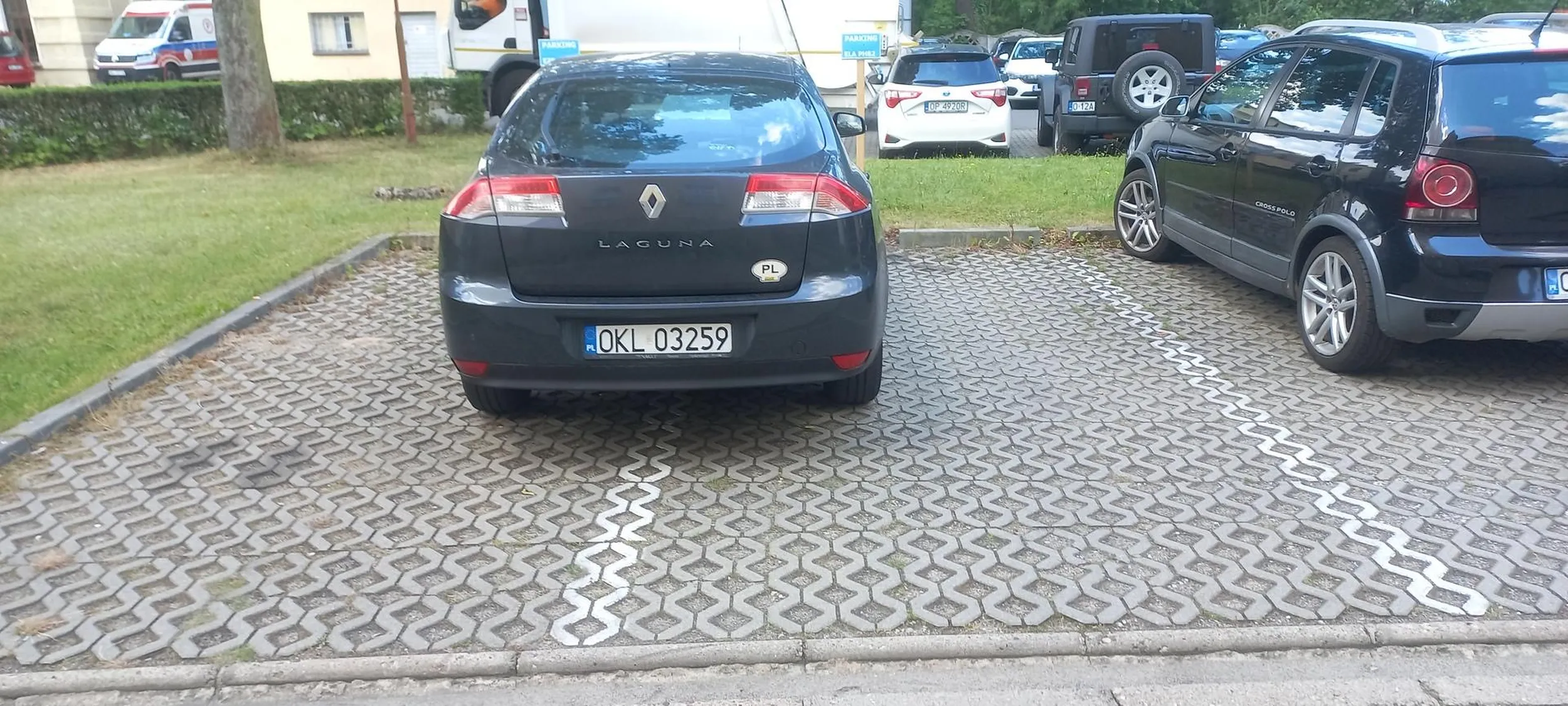 Ciężko wjechać pomiędzy linie