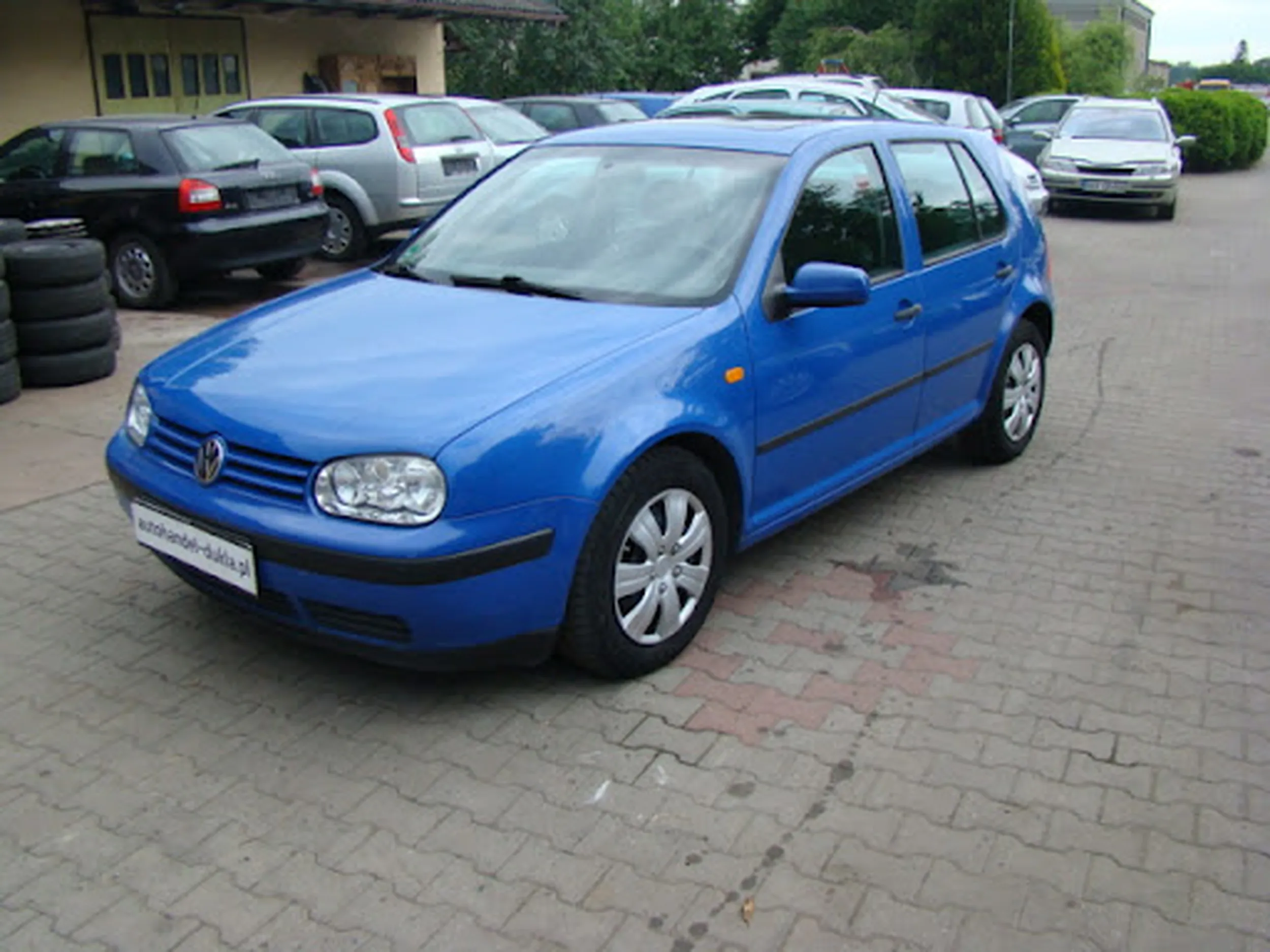 Jakim trzeba być prostakiem i gnojem, żeby celowo zablokować na cały dzień chodnik i schody