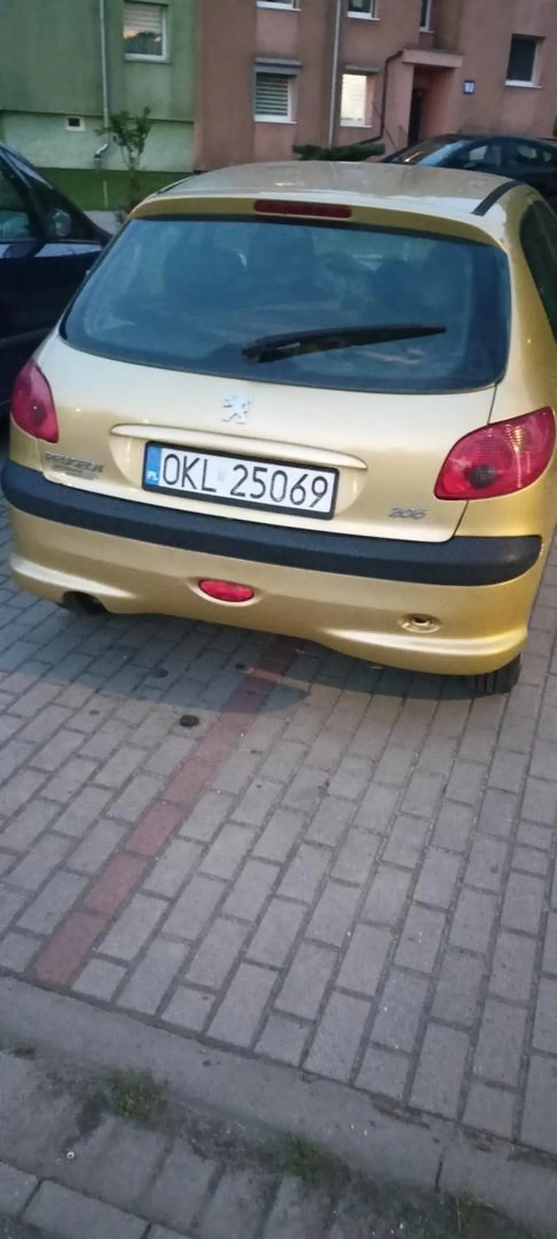 polecam wrócić na plac manewrowy nauczyć się parkować w liniach