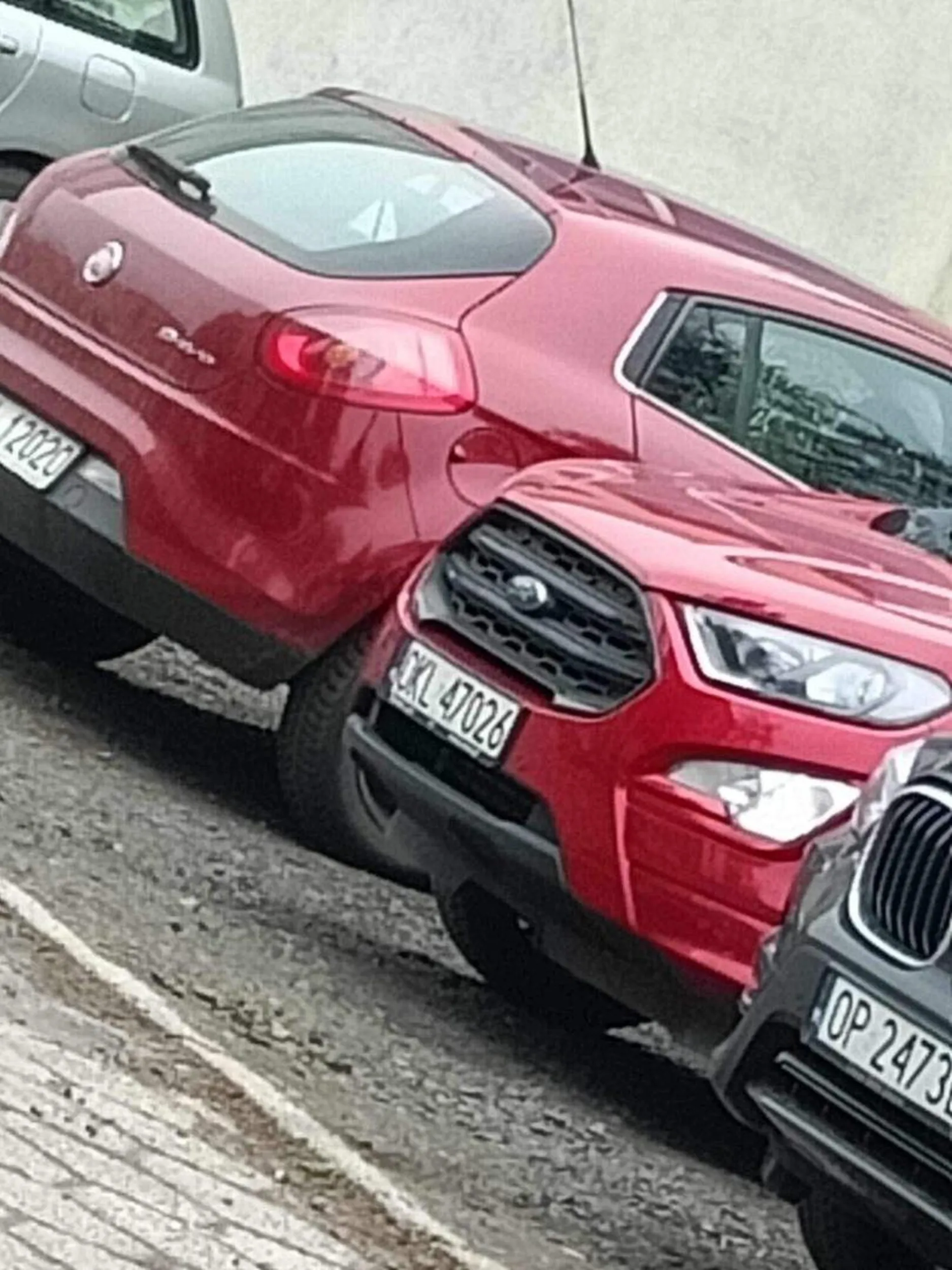 Właściciel chory!! CHORY! Potrącił prawie na pasach pani z wózkiem DZIECIĘCYM! i odjechał nawet nie sprawdzał czy jest OK. to są jakieś żarty przecież, dobrze że parkuje blisko.