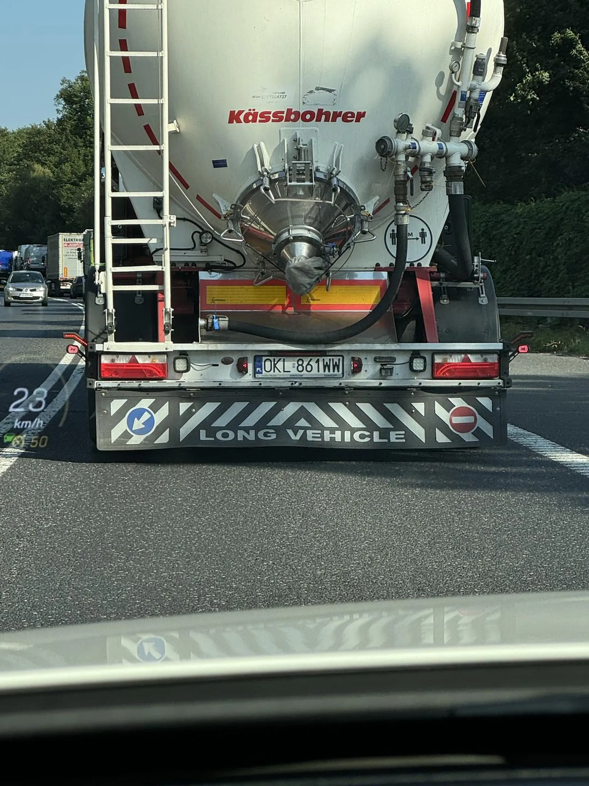 Pan nie zna przepisów jazdy na suwak i zajezdza droge nie wpuszczając nikogo swoja cysterna, padaka