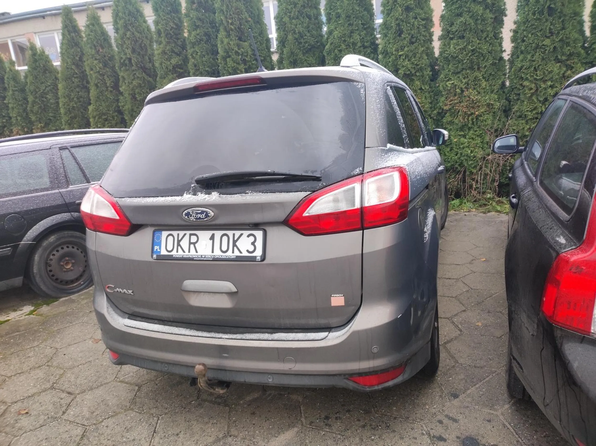 Następnym razem pomyśl głową jak nim zastawisz innych. Gdybym miała wywalone to wchodzę normalnie i auto masz porysowane albo karę grzywna. A po Twojej lewej w cholerę wolnego miejsca