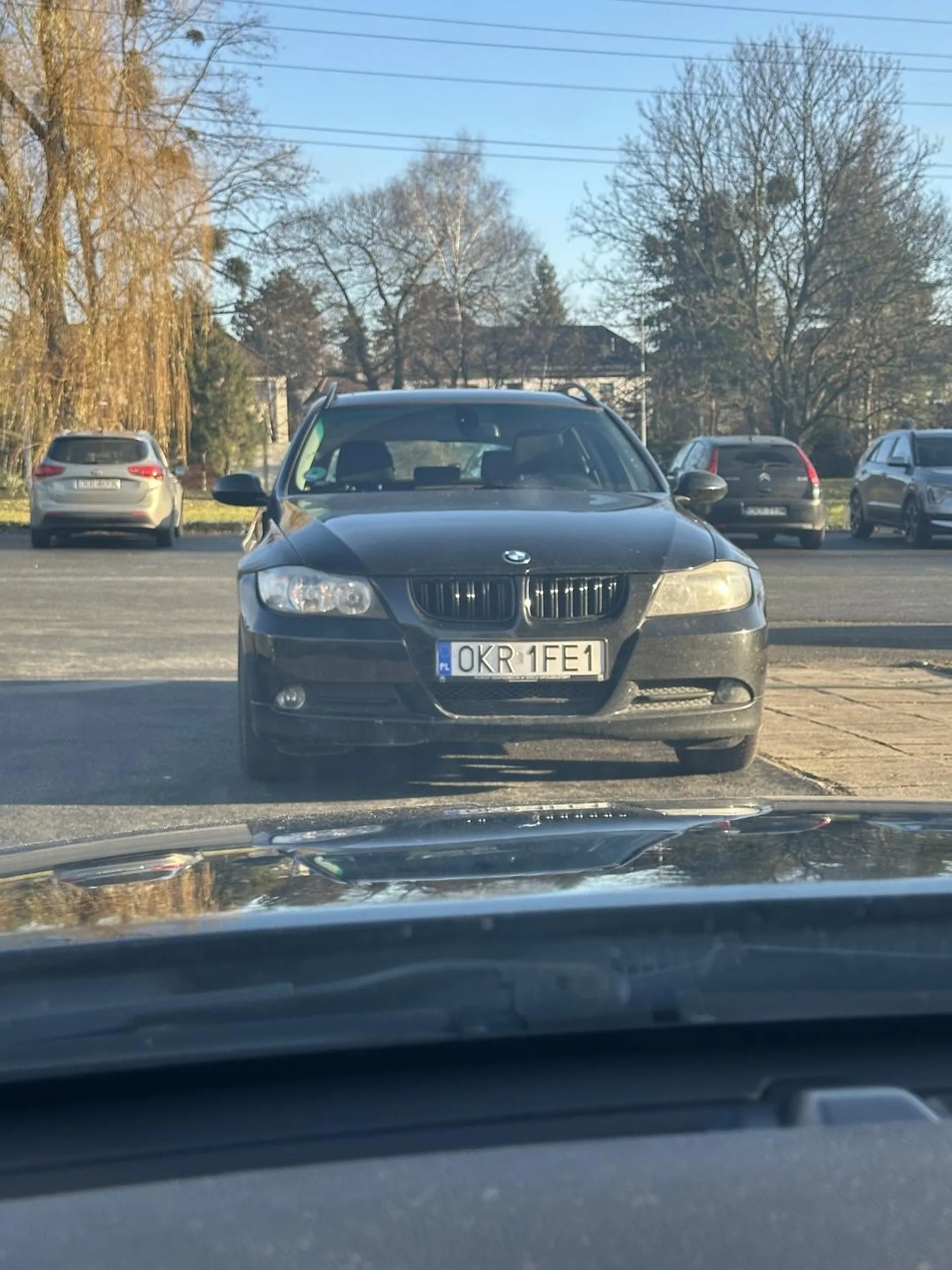 Brawo człowieku za stanie na wjeździe na hali w omęcie