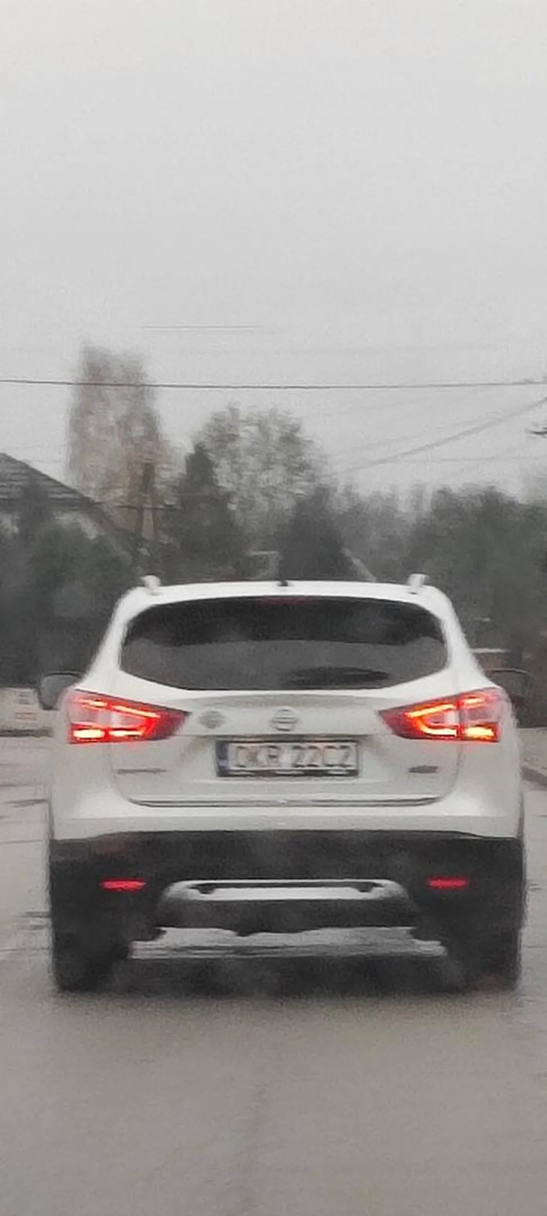 Wymusza pierwszenstwo na skrzyżowaniu jadąc od piomaru , prawie we mnie się wbiła i ma czelność się rzucać. Miałaś znak stop idiotko głupia a nagranie z kamerki pójdzie na policję. Jak ślepa to nie powinnaś mieć prawa jazdy