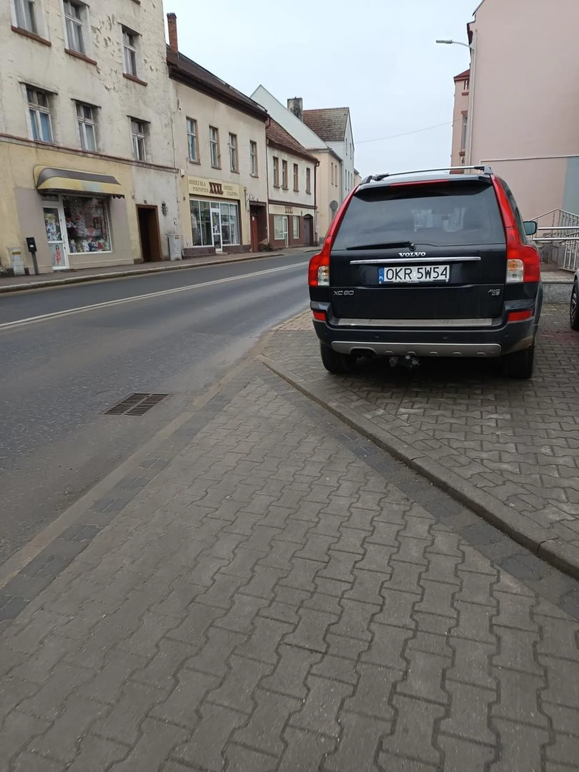 Parking sobie na chodniku robi panicz. Trzeba wchodzić na ulicę i narażać się żeby w ogóle przejść nie mówiąc o starszych osobach z rowerami czy z wozkami