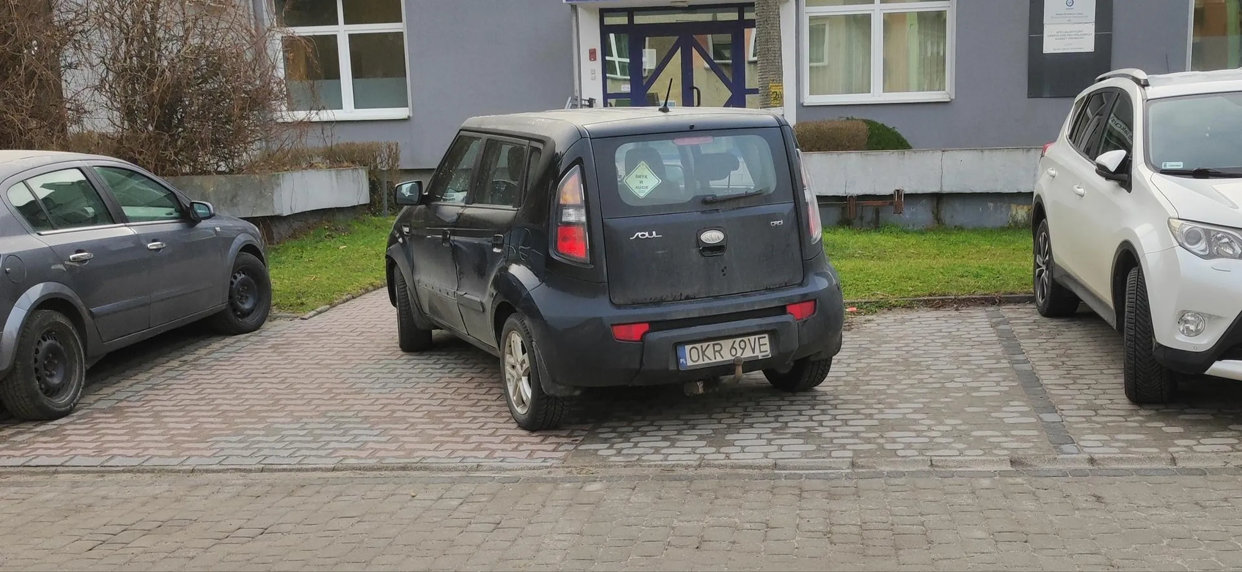 Jak widać wozi się bombelka to i można tak parkować.Prawo jazdy z chipsów