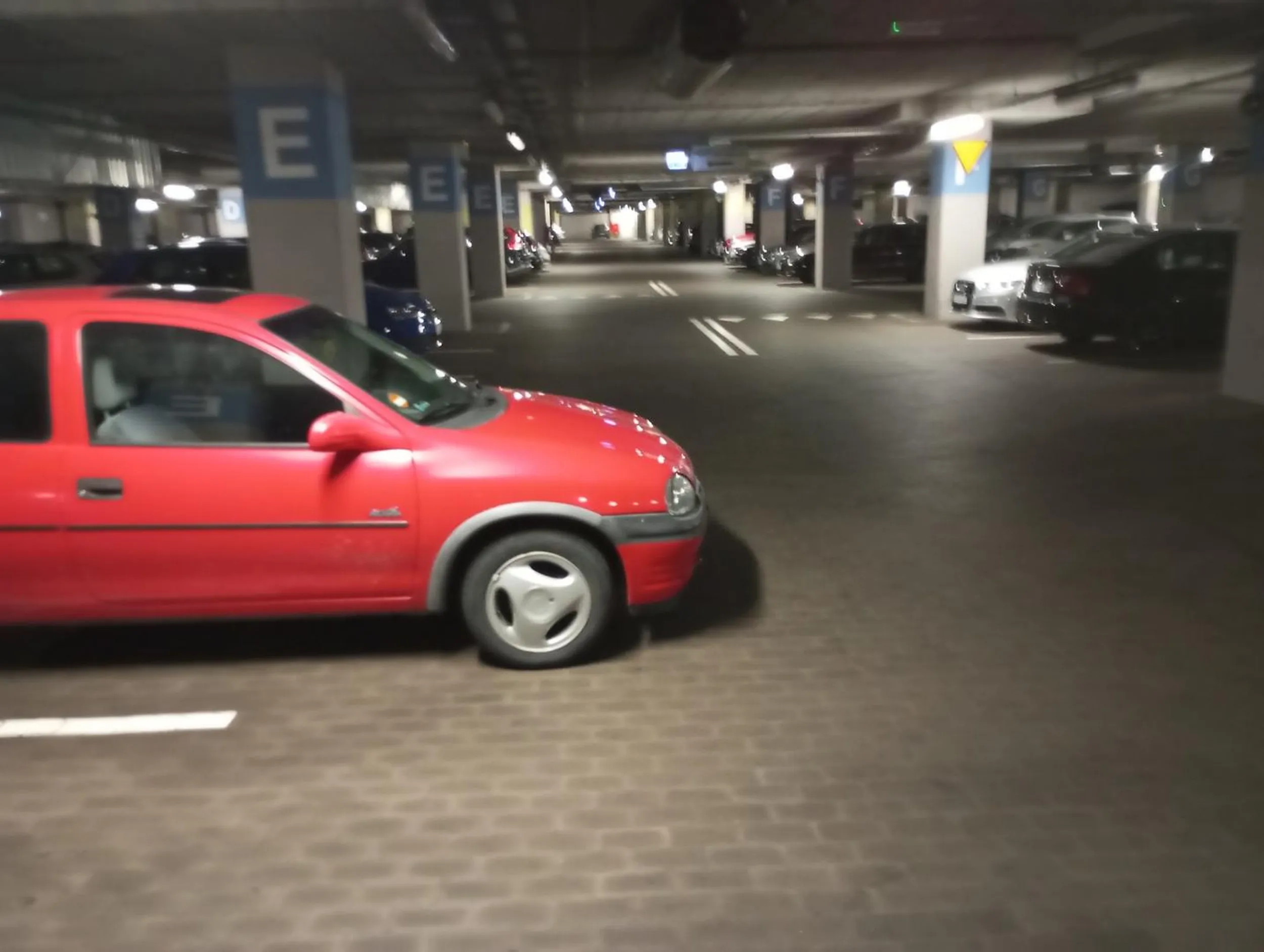 Super parkowanie. Trzeba mijać, jeszcze rozumiem gdyby było mało miejsca do manewru XD.