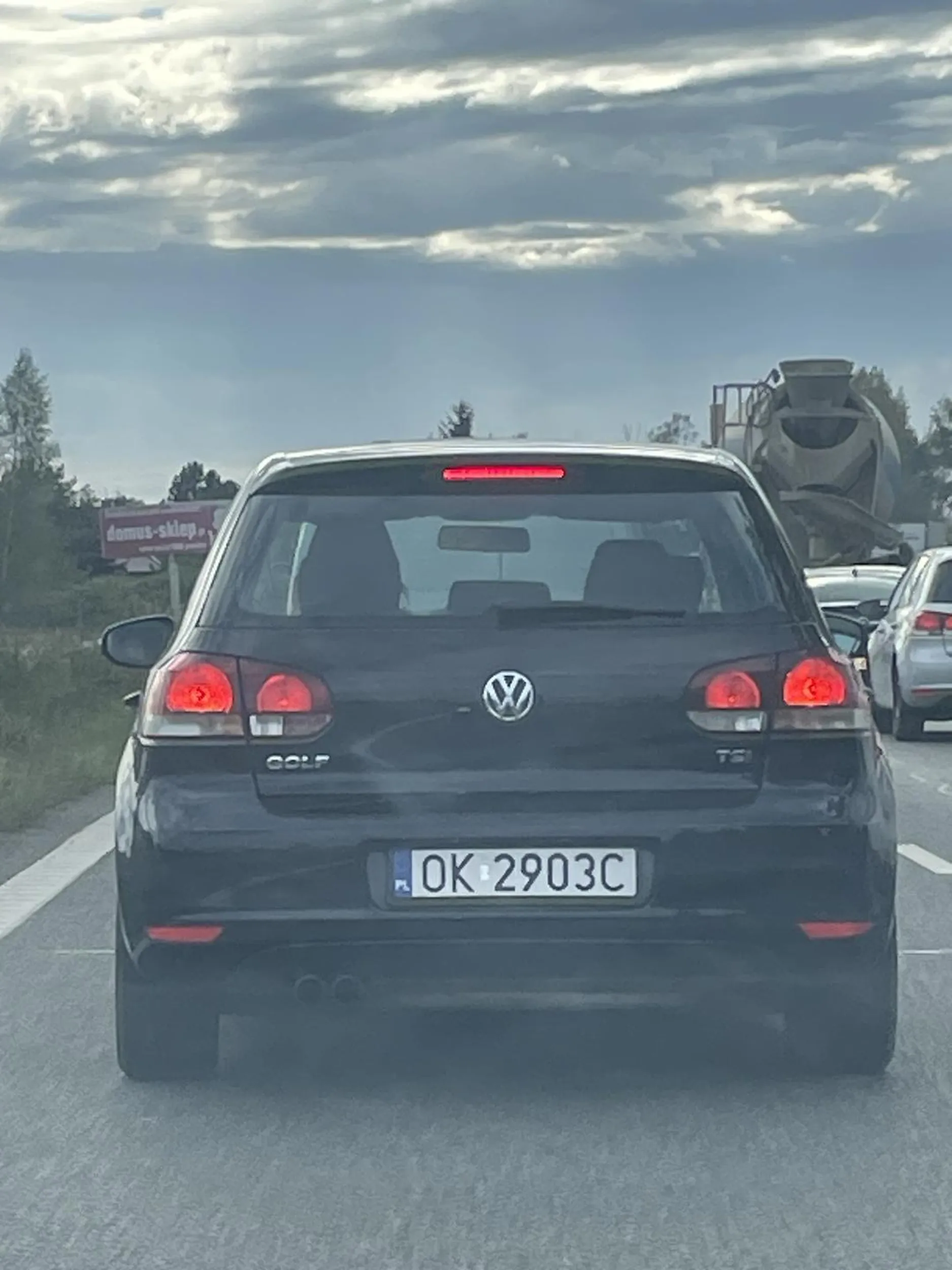 Panienka wygrała najprawdopodobniej prawo jazdy na loterii zajeżdżając drogę samochodowi który zaczął wymijać, po czym na środku obwodnicy wysiadła z auta blokując ruch i próbując wymusić usunięcia zdjęcia rejestracji i tłumaczeniu się że przeprosiła wpuszczając samochód na ostatnią chwilę na prawidłowy pas. Śmiech na sali