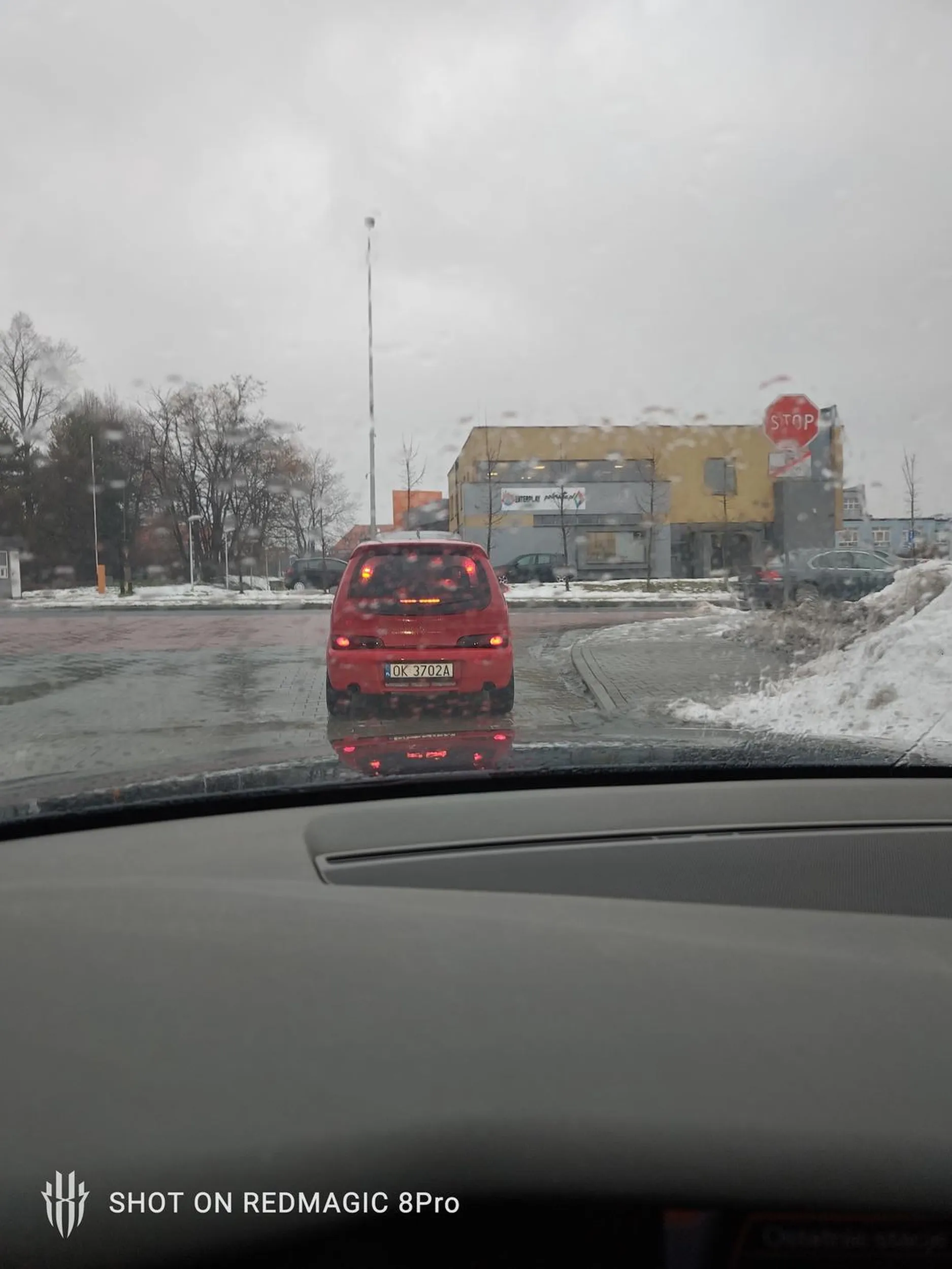 Jechałem sobie spokojnie przez Rojce (Radzionków) ulica Jana Kużaja w kierunku centrum, gdy byłem już prawie przed samym mostem pan wyjechał mi przed maskę z ulicy Gwarków po czym po moim upomnieniu długimi światłami pan zaczął hamować mi przed maską co poskutkowało zmiana światła na czerwone, po chwili razem zajechaliśmy na park handlowy CYDR gdzie przy wyjściu z sklepu pan na mnie czekał, i NIE będąc na służbie zaczął grozić mi odznaką policyjną. Wydaje mi się że przedstawiciele prawa powinni budować poczucie bezpieczeństwa a nie strach.