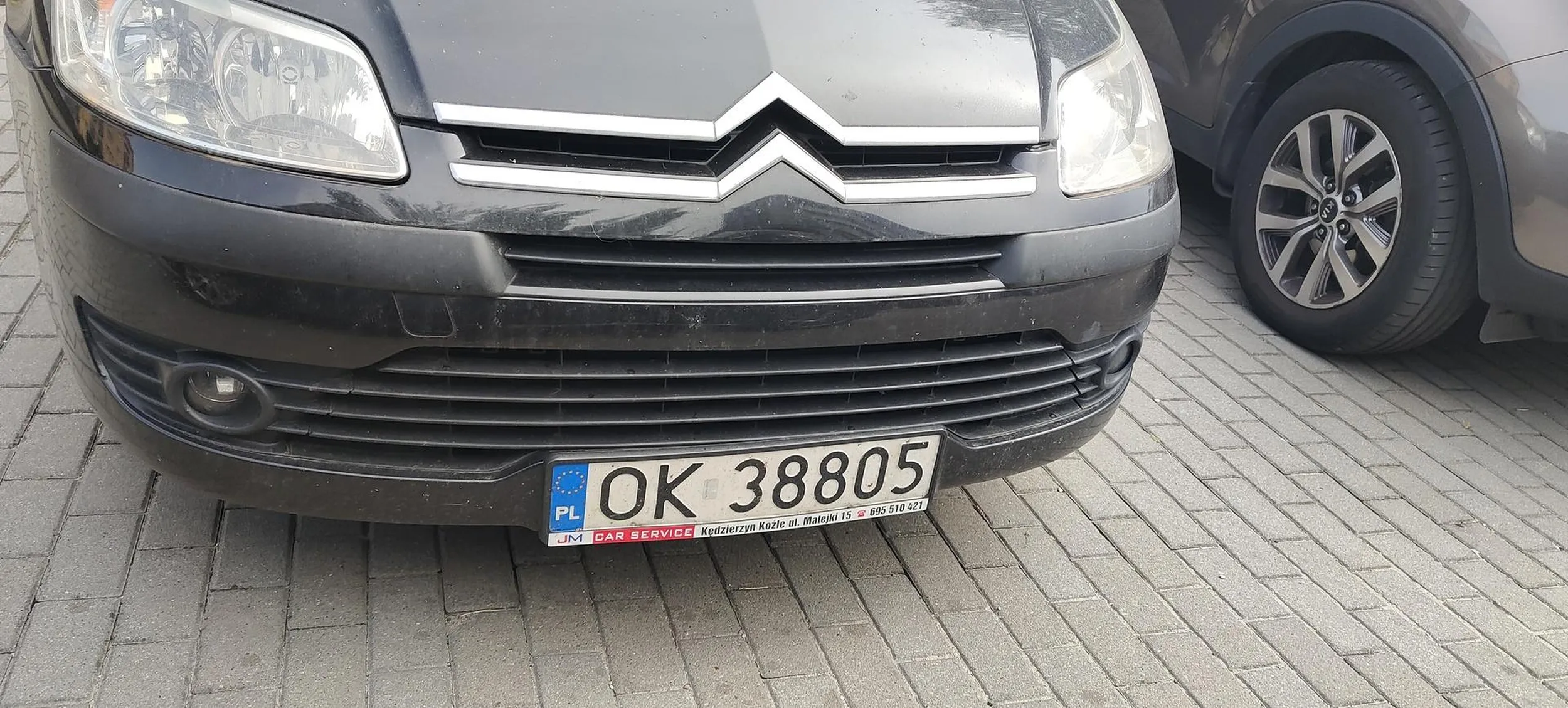 Parkowanie na środku przejazdu... A co tam nie jeżdżą po krawężniku. Żenada. Nie pozdrawiam sąsiada.