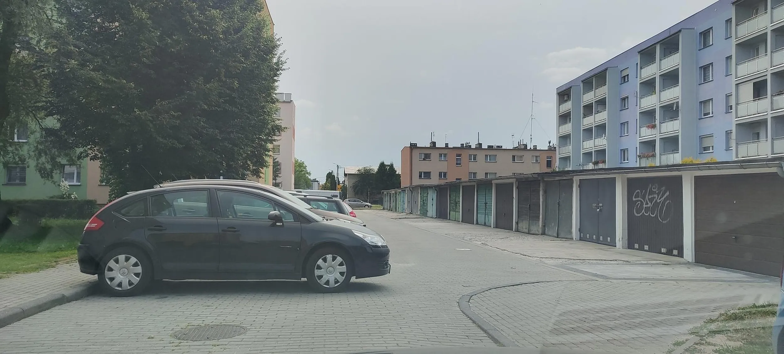 Parkowanie na środku przejazdu... A co tam nie jeżdżą po krawężniku. Żenada. Nie pozdrawiam sąsiada.