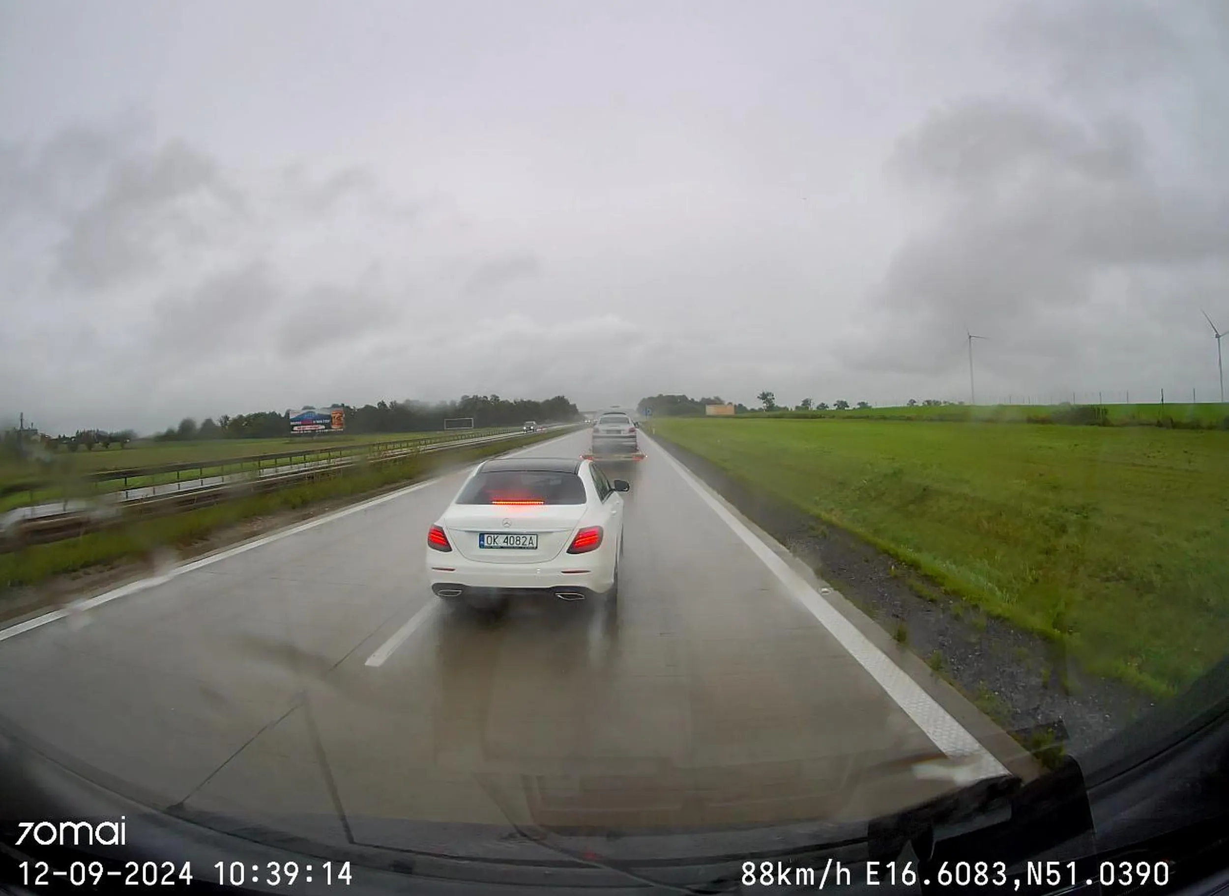 Kretyn zajeżdżający drogę i celowo hamujący. Bo jedzie niemieckim śmietnikiem którego z salonu już odbiera się w obecności rzeczoznawcy więc musi pokazać że los go skrzywdził i posadził w takim klamocie