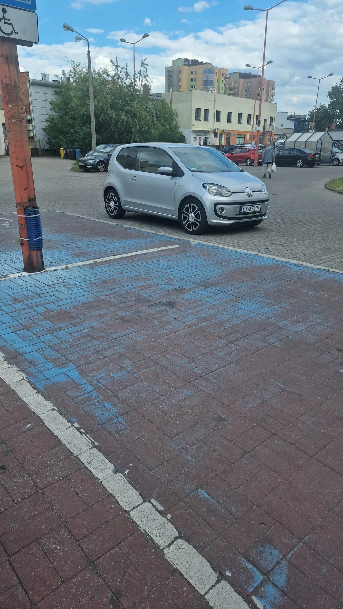 Gratulacje za parkowanie, pełno miejsc ale najwyraźniej zabrakło umiejętności, albo rozumku