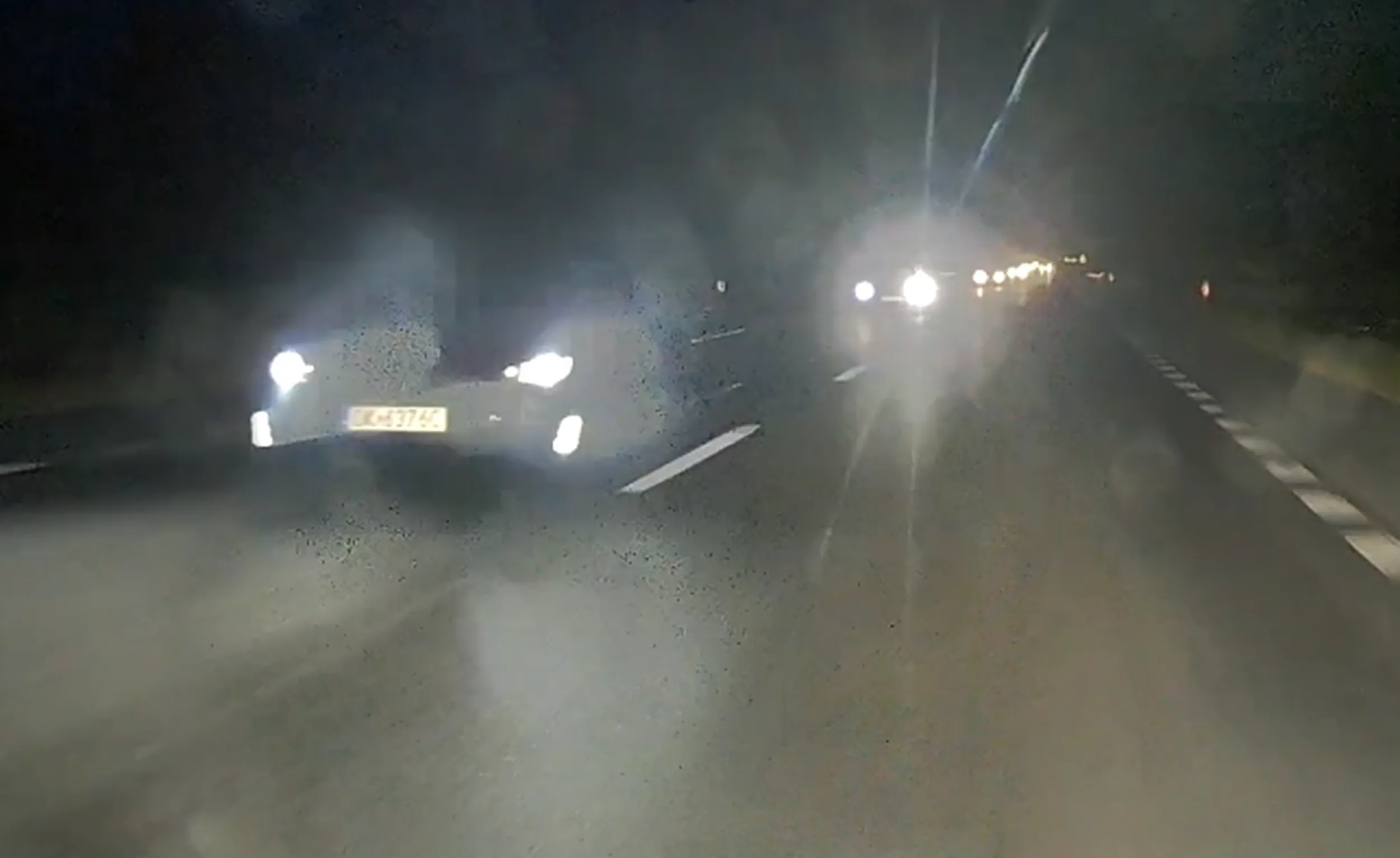 Wyprzedza na czołówkę, w międzyczasie oślepiając długimi światłami