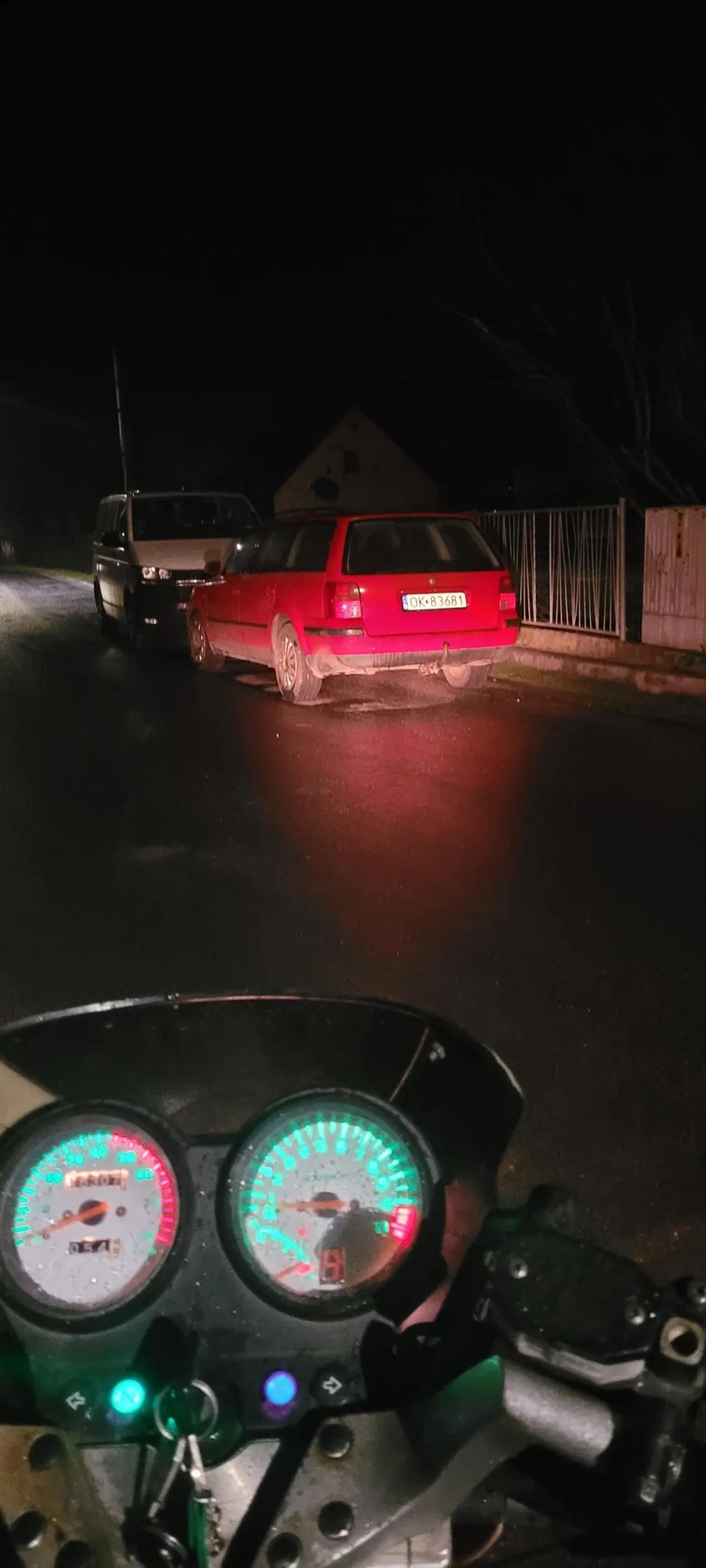 Typie weź zacznij parkować naplacu bo kilka razy prawie doszło do wypadku wyjeżdżam za łuku a tam samochód