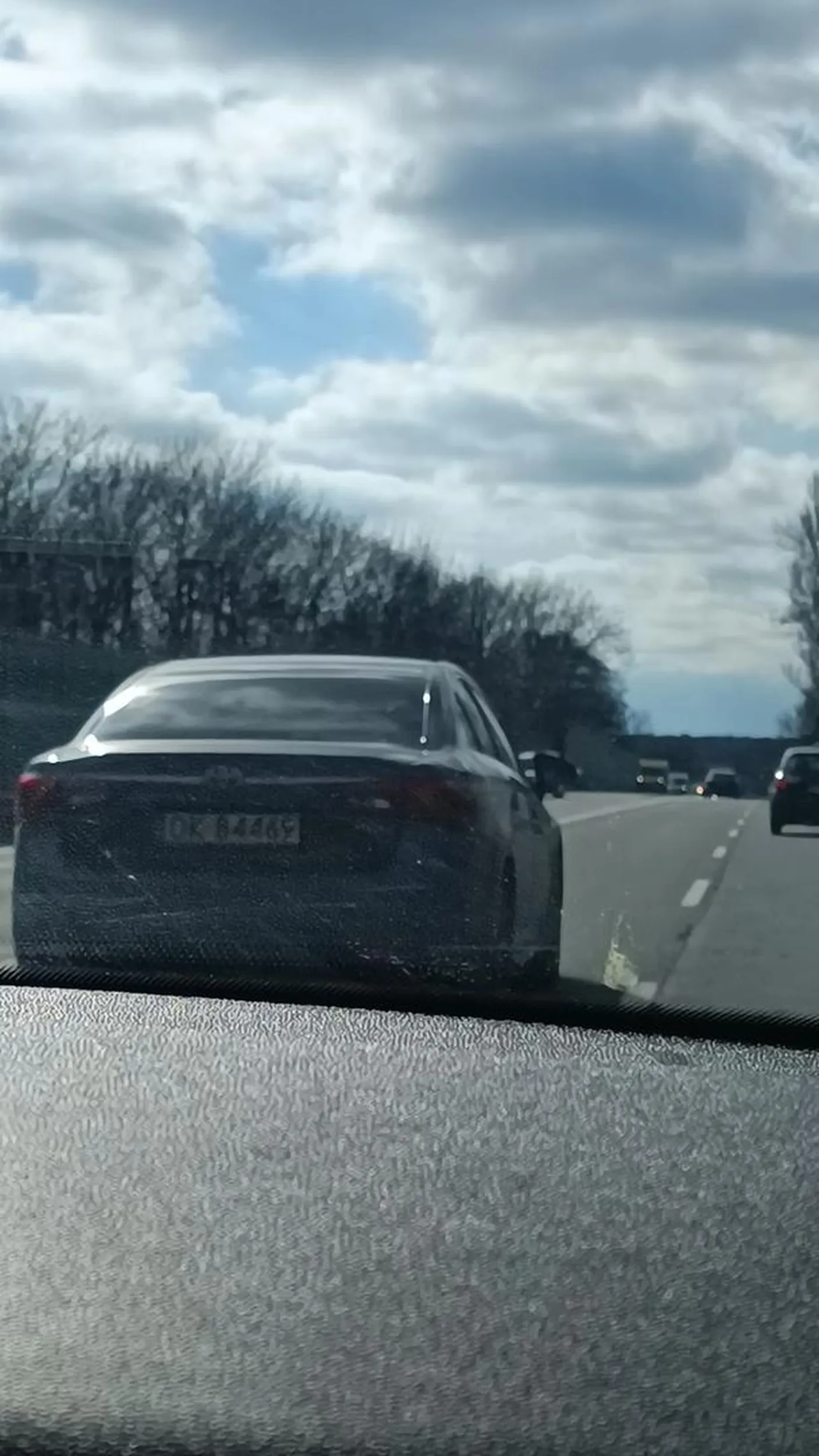 Ja nie mam nic do jazdy lewym ale nie w sytuacji gdzie prawy jest znacząco szybszy, czego się spodziewałeś zjazdu w lewo ?