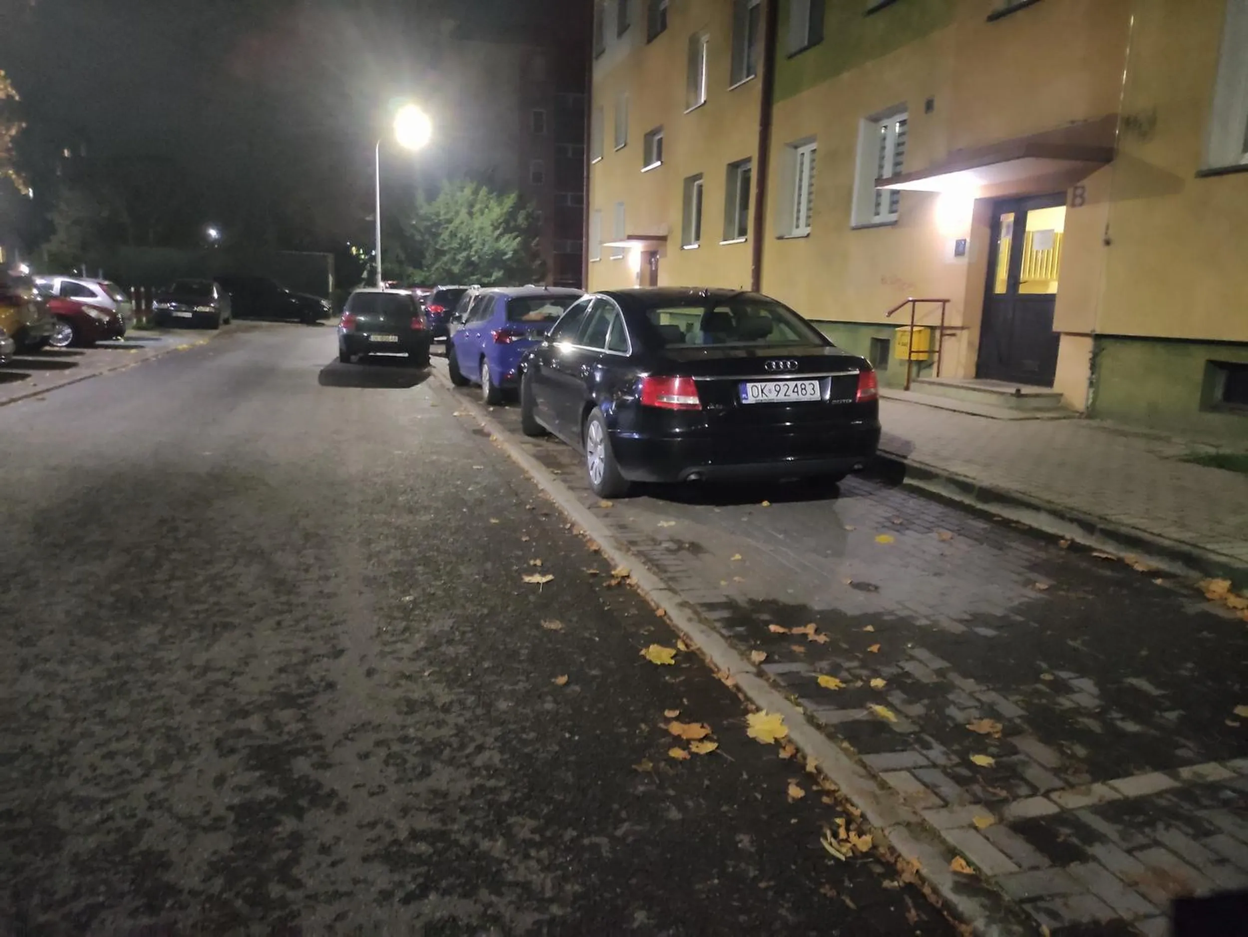 Kierowca ma w dupie linie parkingowe