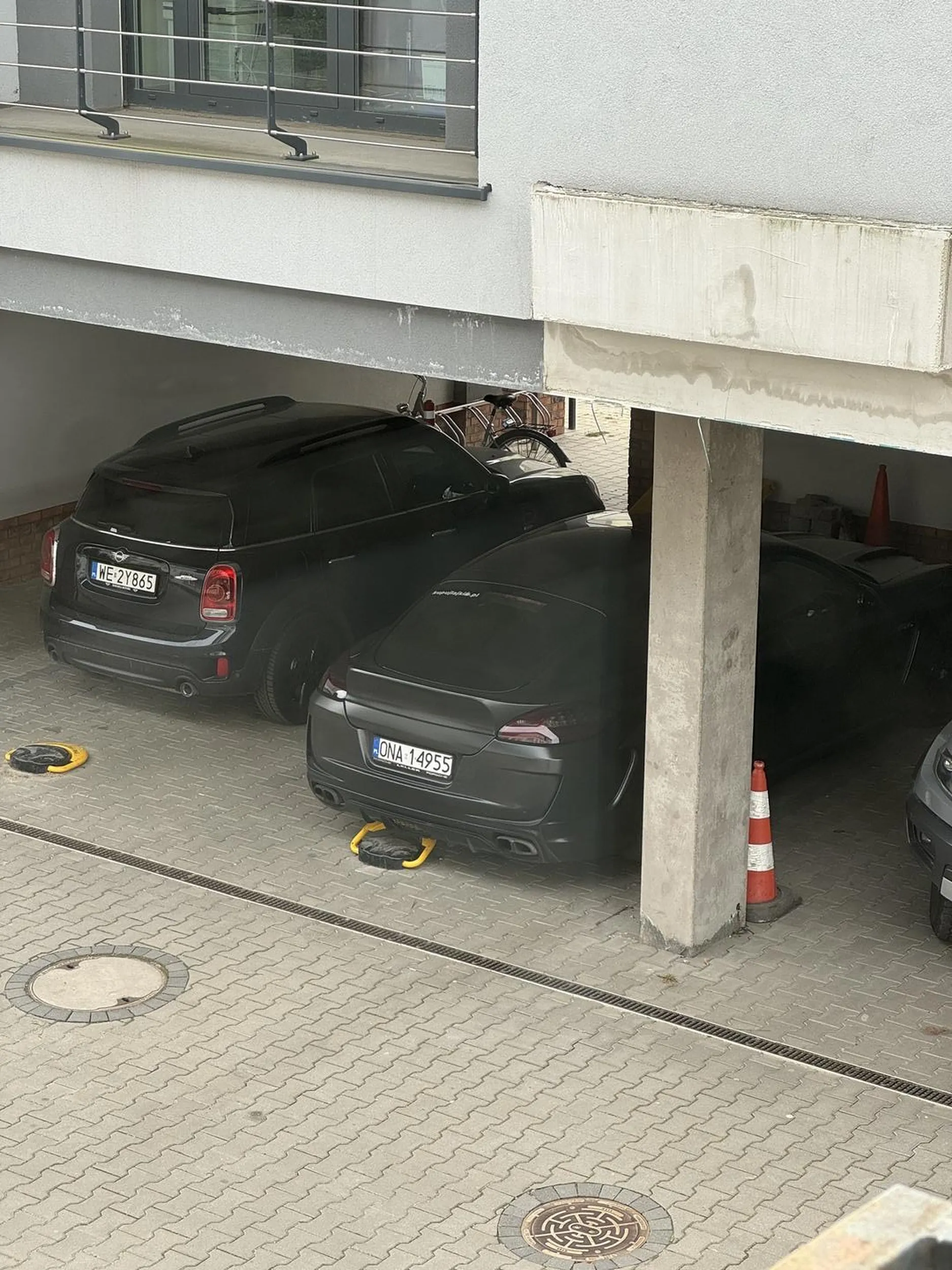 Koleś nie zrozumiał konceptu podniesionej blokady parkingowej, przejechał przez nią, zaklinował się wyjeżdżając i czekał dobre pół godziny aż przyjdzie właściciel ją opuścić. Ciekawe czy rozumie koncept pieszego na pasach