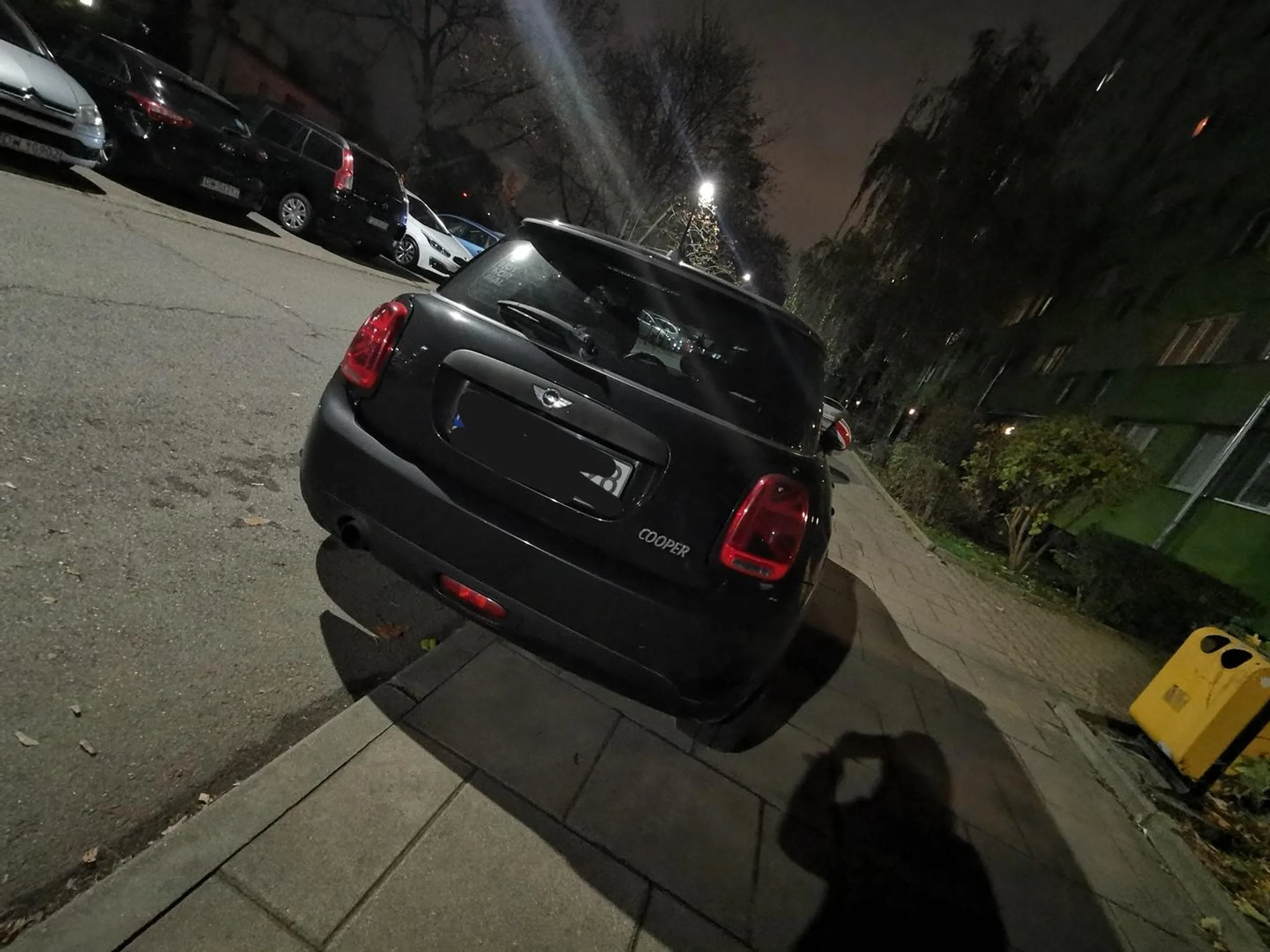 Gratuluję pani lub Panu za zaparkowanie swojego samochodu że przed stobom ma 1metra do auta i tak samo z tyłu.