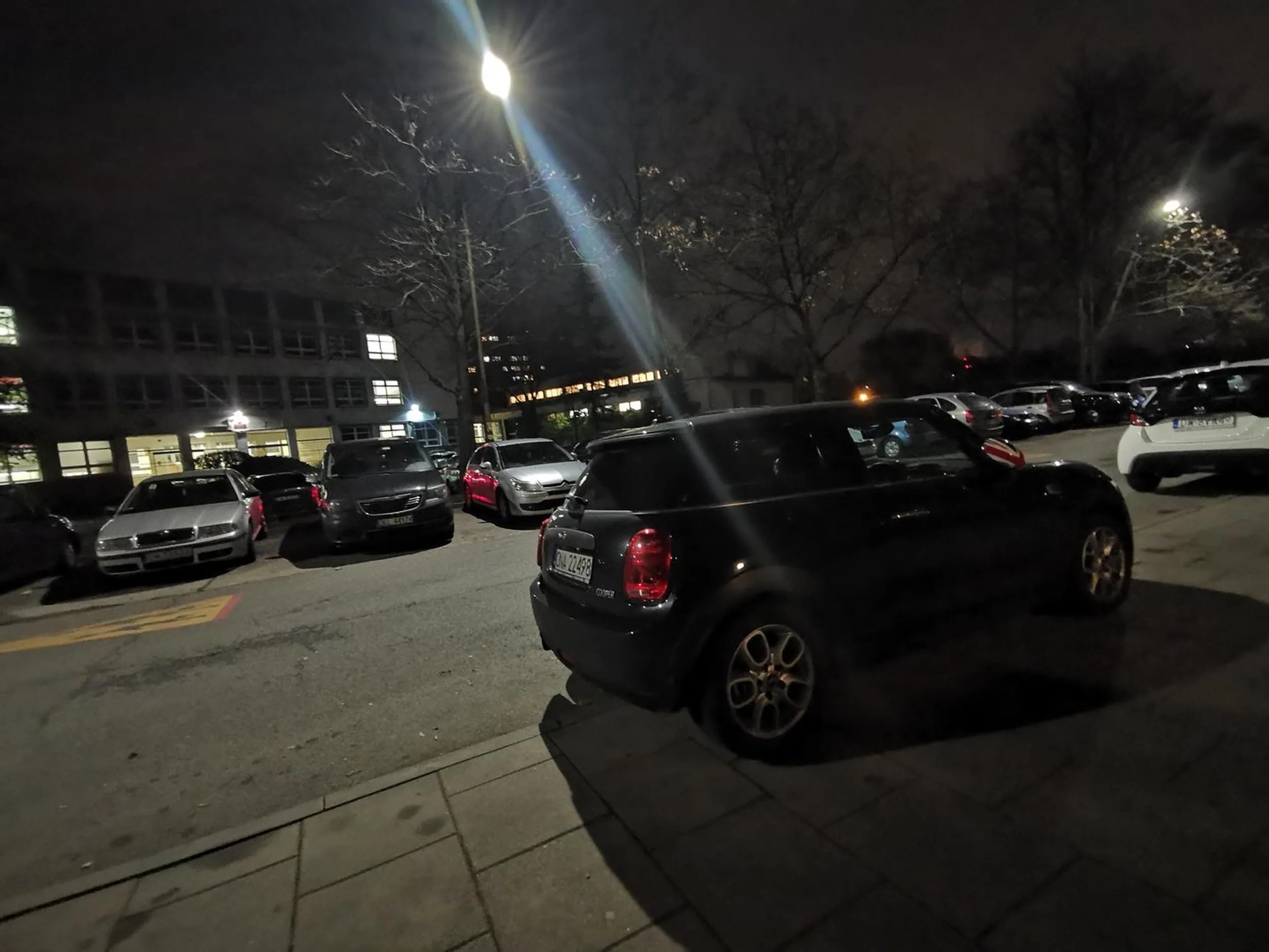 Gratuluję pani lub Panu za zaparkowanie swojego samochodu że przed stobom ma 1metra do auta i tak samo z tyłu.