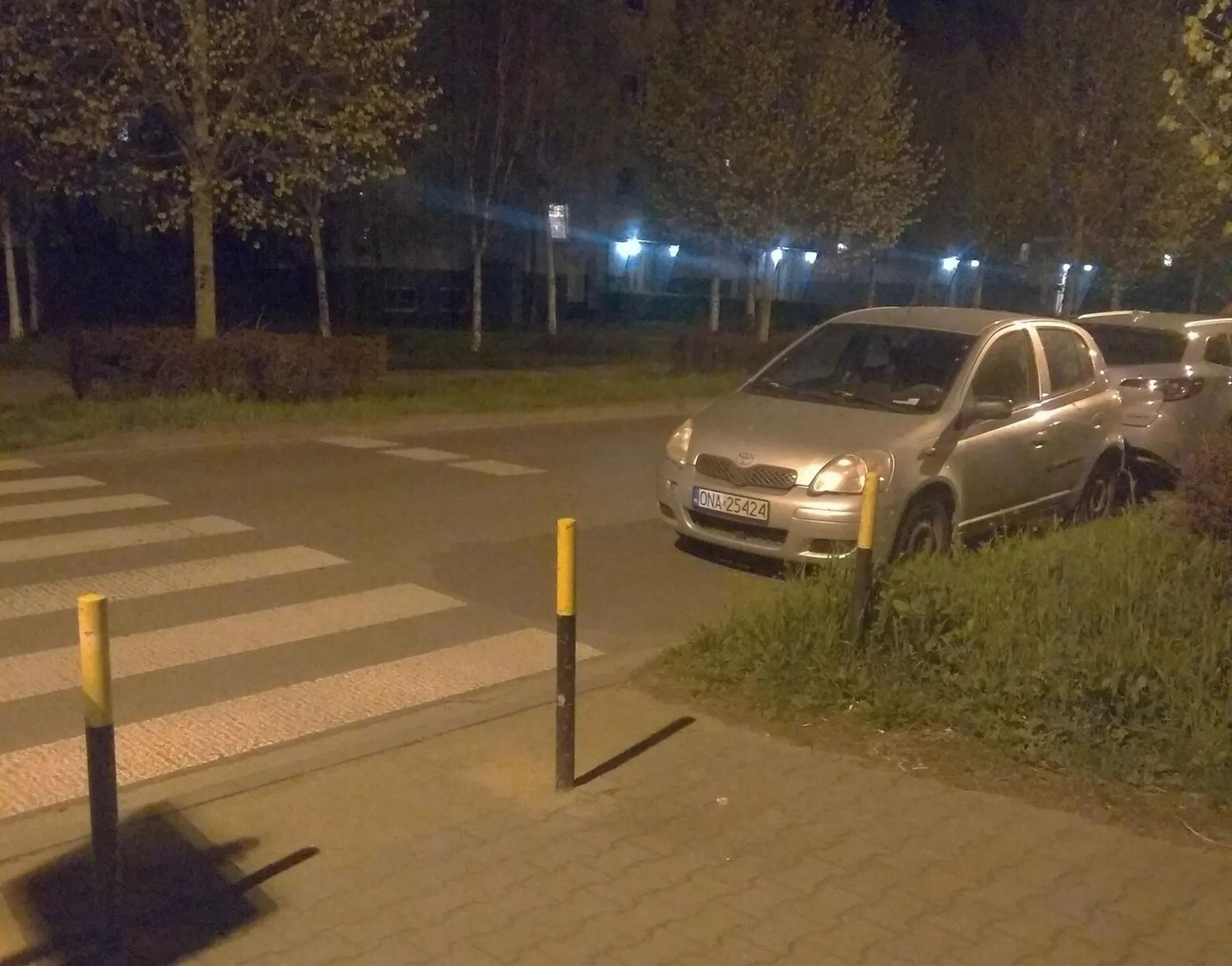 Nieznajomość przepisów sie kłania. 10m do przejścia dla pieszych buraku.